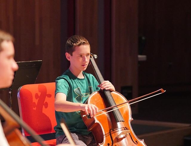 Bentley Altman in cello technique class (Chamber Intensive 2019). Our virtual program this summer includes technique classes everyday! Sign up by May 31. 🎻 🎶 .
#cello #celloplayer #cellist #cellistsofinstagram #cellistoftheworld #summercamp #musicf