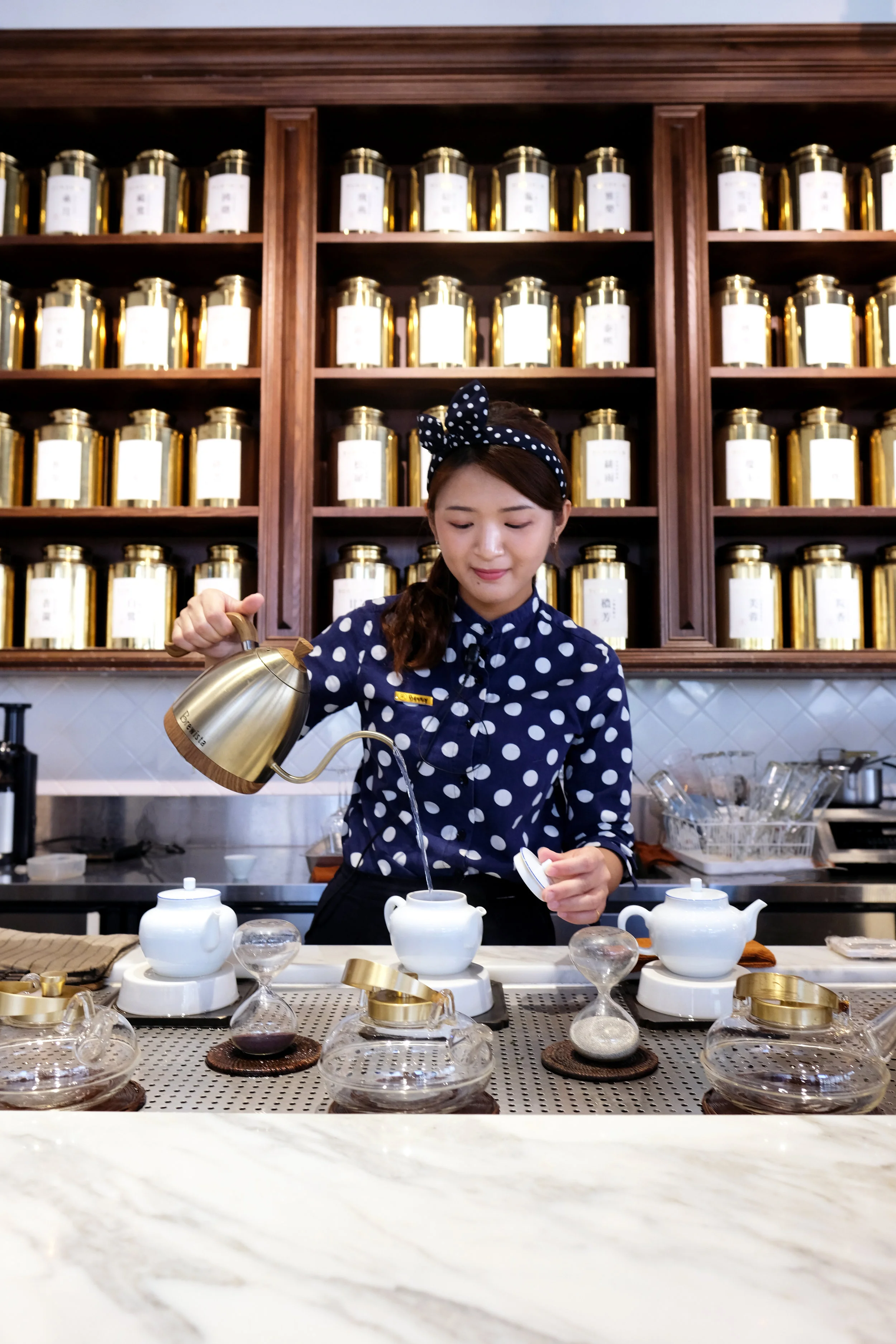 永心鳳茶-服務員泡茶-2.jpg
