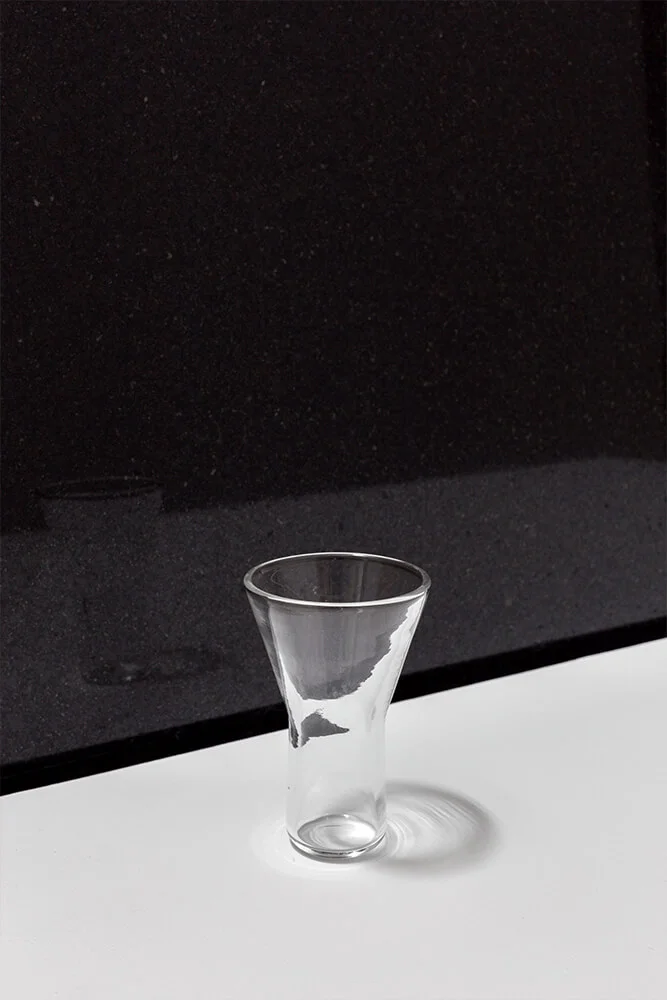 玻璃酒杯。
