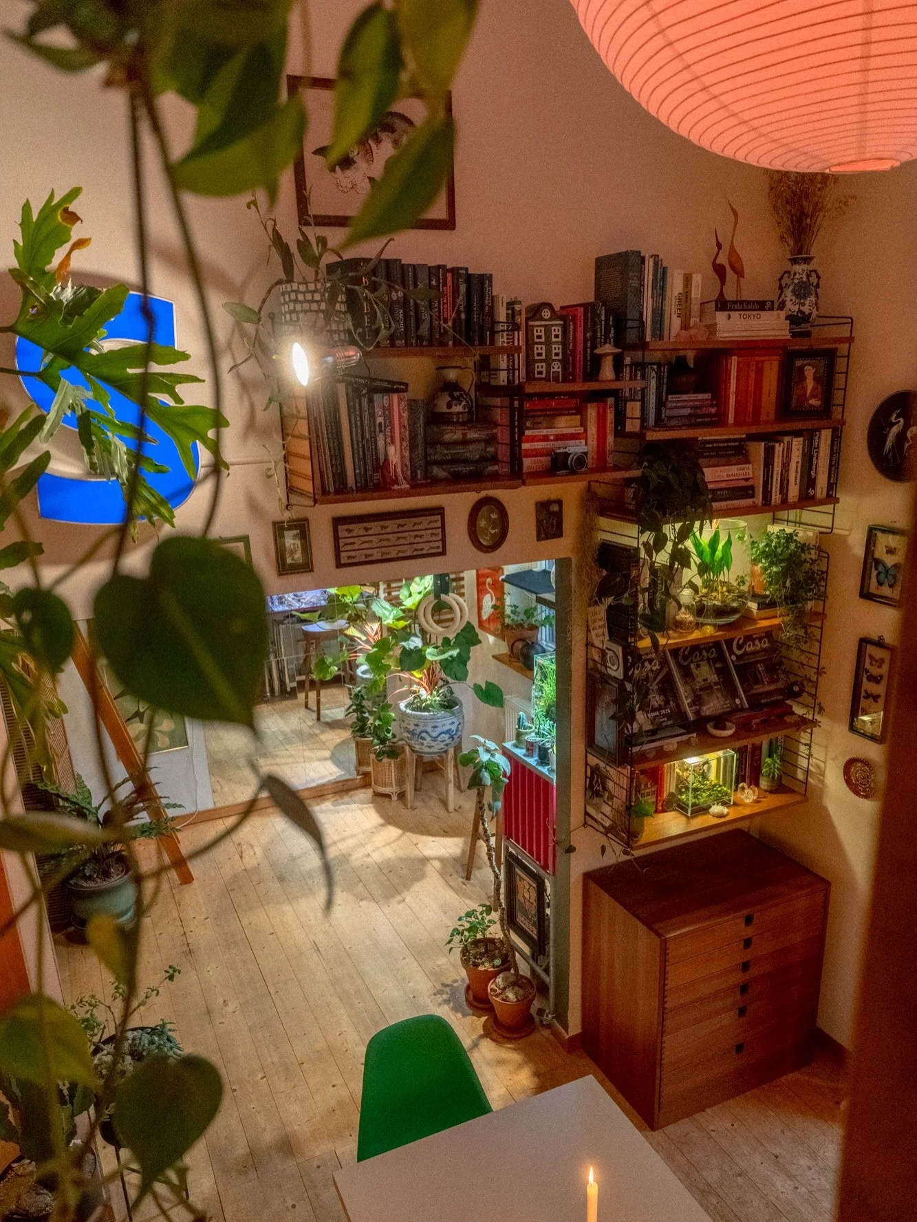 We instantly fell in love with our new sideboard.
Even before Vildana styled it, it already felt like it belonged in our bookshelf area. 🧡

The warm teak wood blends so effortlessly into our space.
Choosing vintage pieces like this is always more sa