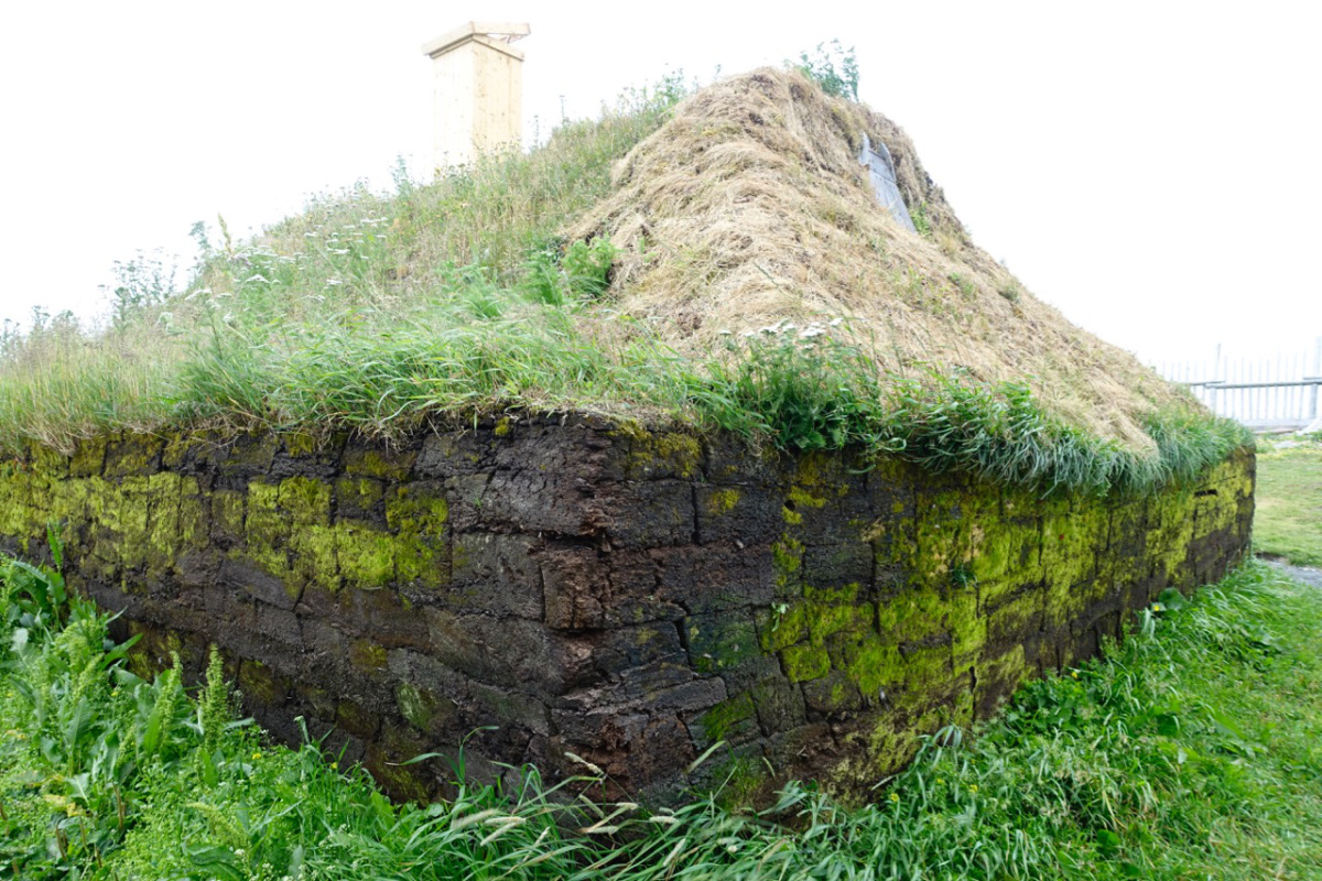 THE EXTERIOR OF A RECONSTRUCTED VIKING DWELLING. L’ANSE AUX MEADOWS.