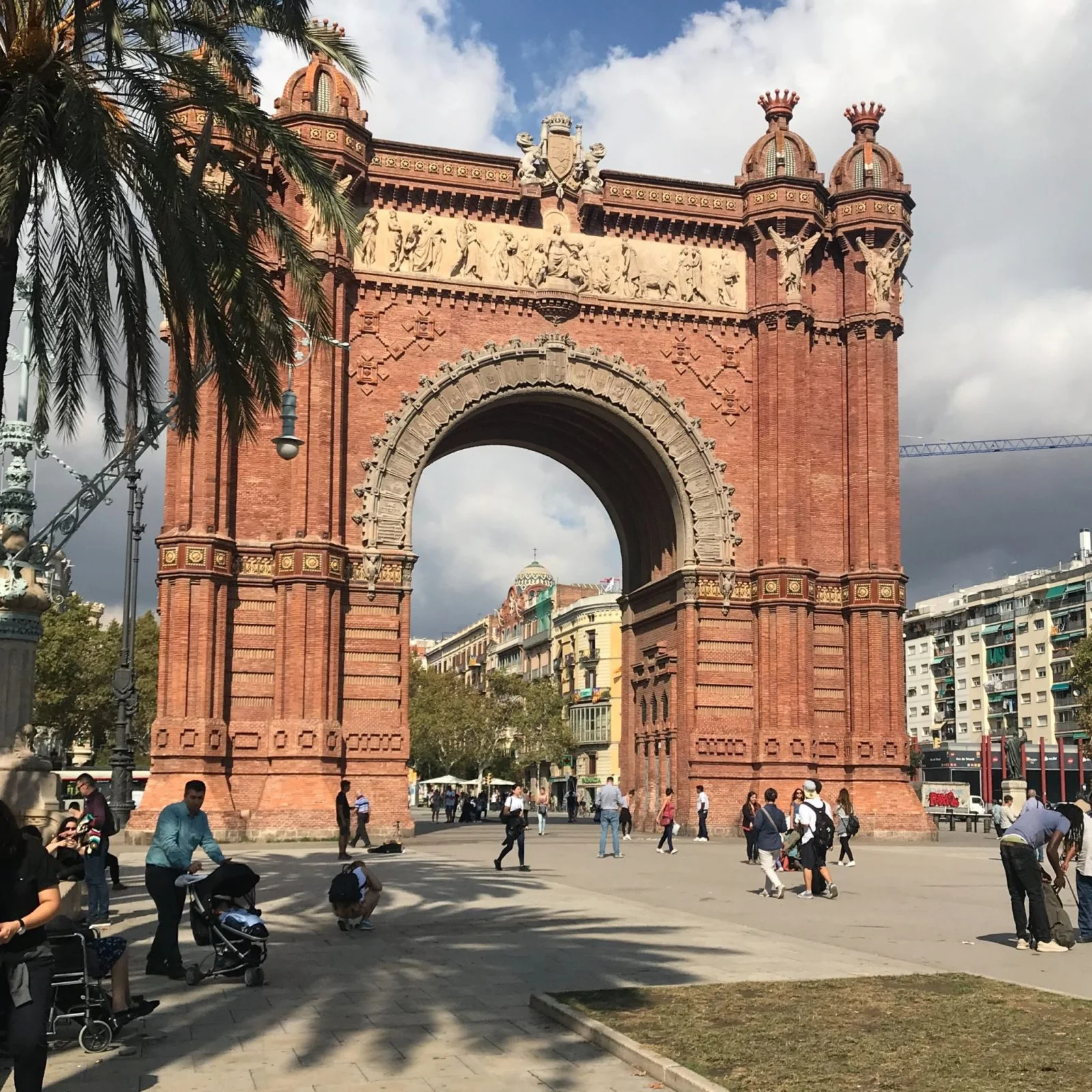 Things-to-do-in-Barcelona_Barcelona-travel-guide_ellaryder866A20FB-6D44-44C4-ACF3-26F3650B5C45-1600x1600.jpg