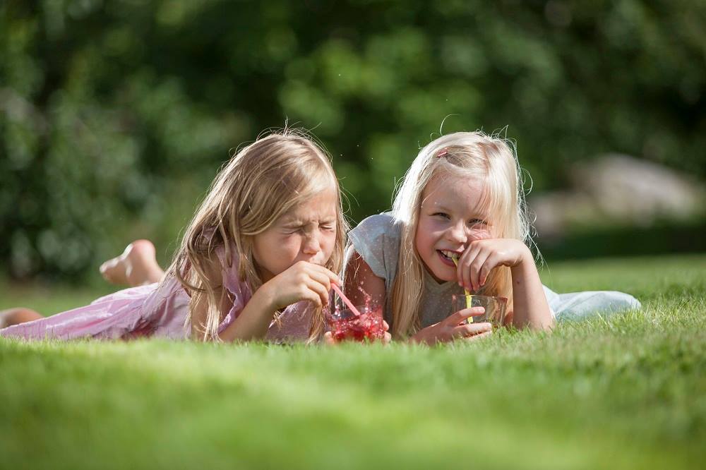 jenter-drikker-saft.jpg