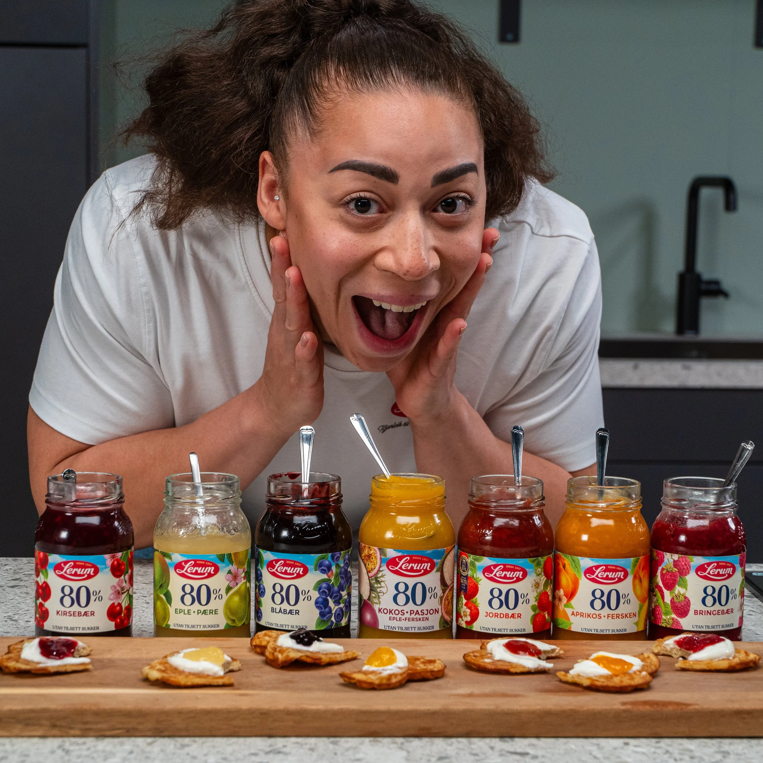 Solfrid Koanda med syltetøy.jpg