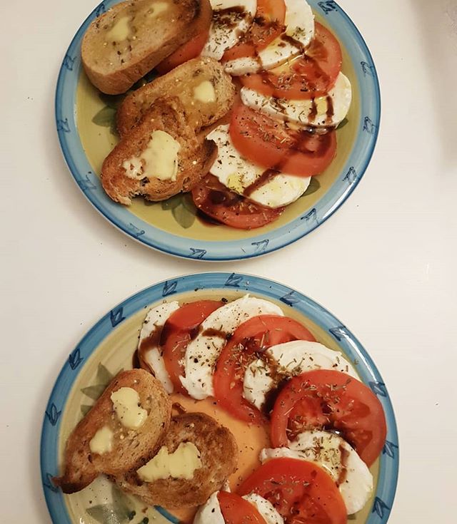 Perfect little tomato and mozzarella starter 😍😍🍅
.
.
I don't normally do starters at home but it was one of those days where I actually needed food to muster up the energy to be able to cook dinner 🤷😂