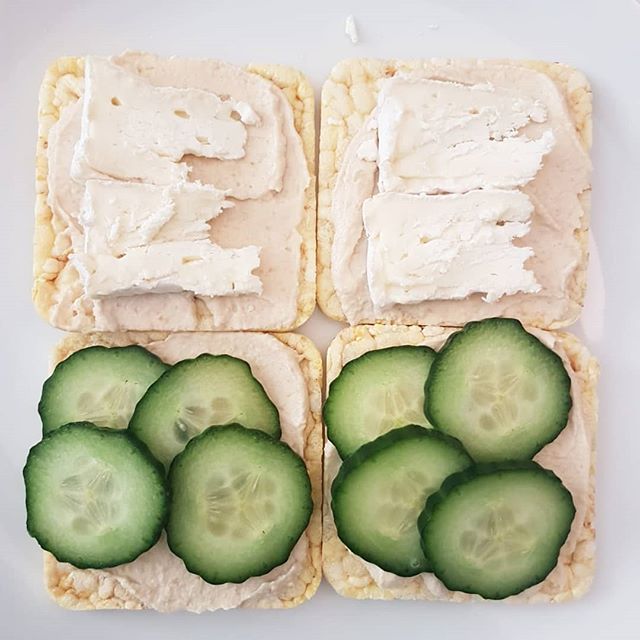 Snacks are my life right now 🙋🙈🐿️
.
.
Corn cakes, houmous, cucumber, cheese 💥😍