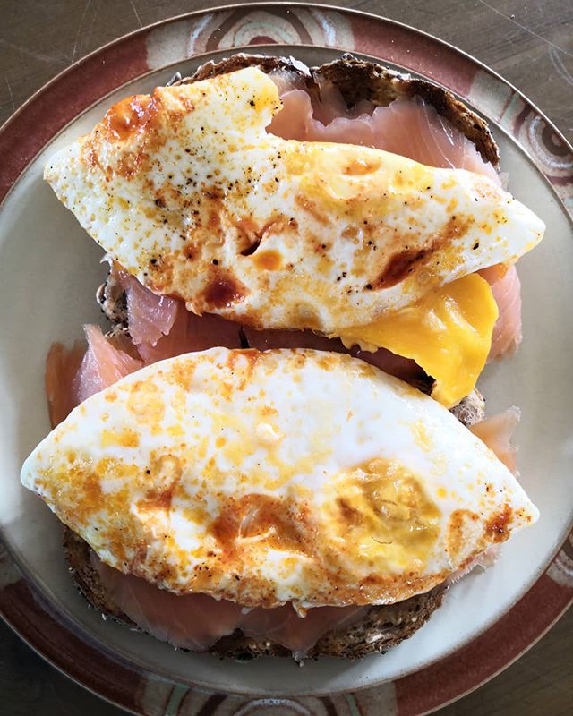 Cheesy sriacha fried eggs 😍😍😍 the quickest, easiest and tastiest lunch 👌🍳