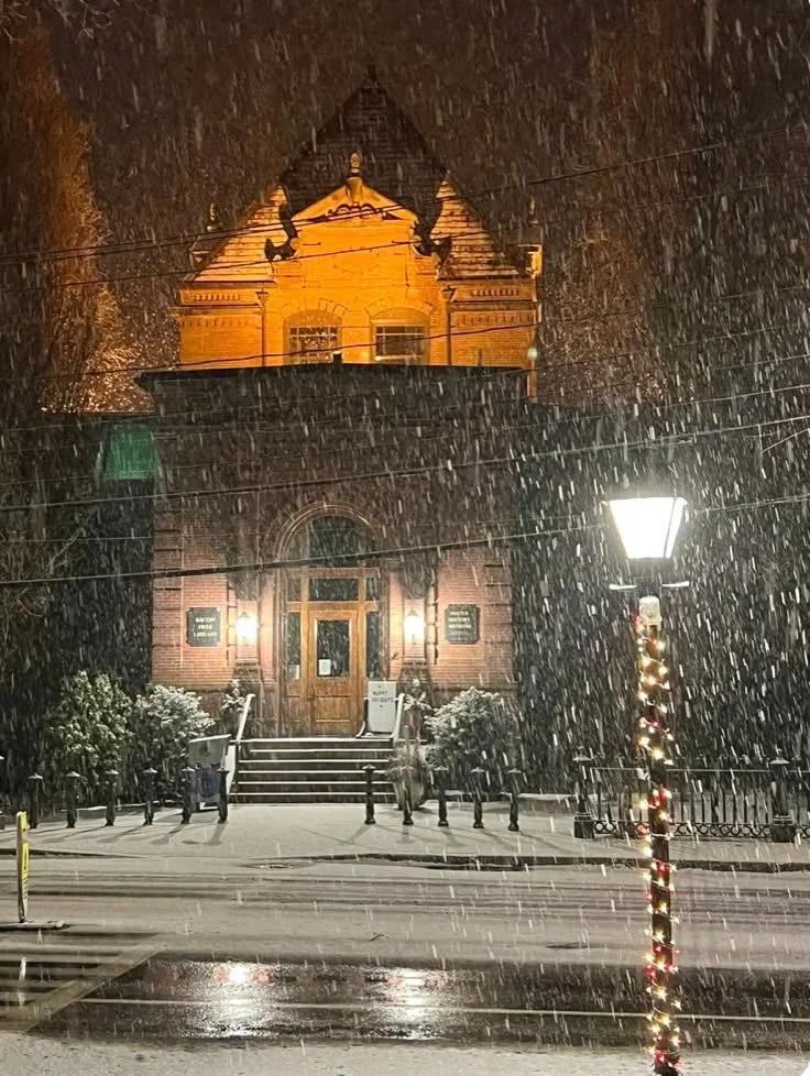 🎄❄️🔔Last night&rsquo;s snowfall at the Natick Historical Society. Merry Christmas and Happy Holidays, Natick!!! 🎄❄️🔔

📷 Photo by the amazing Ken Van Blarcom

#MerryChristmasEveryone #HappyHolidays #happynewyear2026 #HistoricalSocietyMuseum #Nati