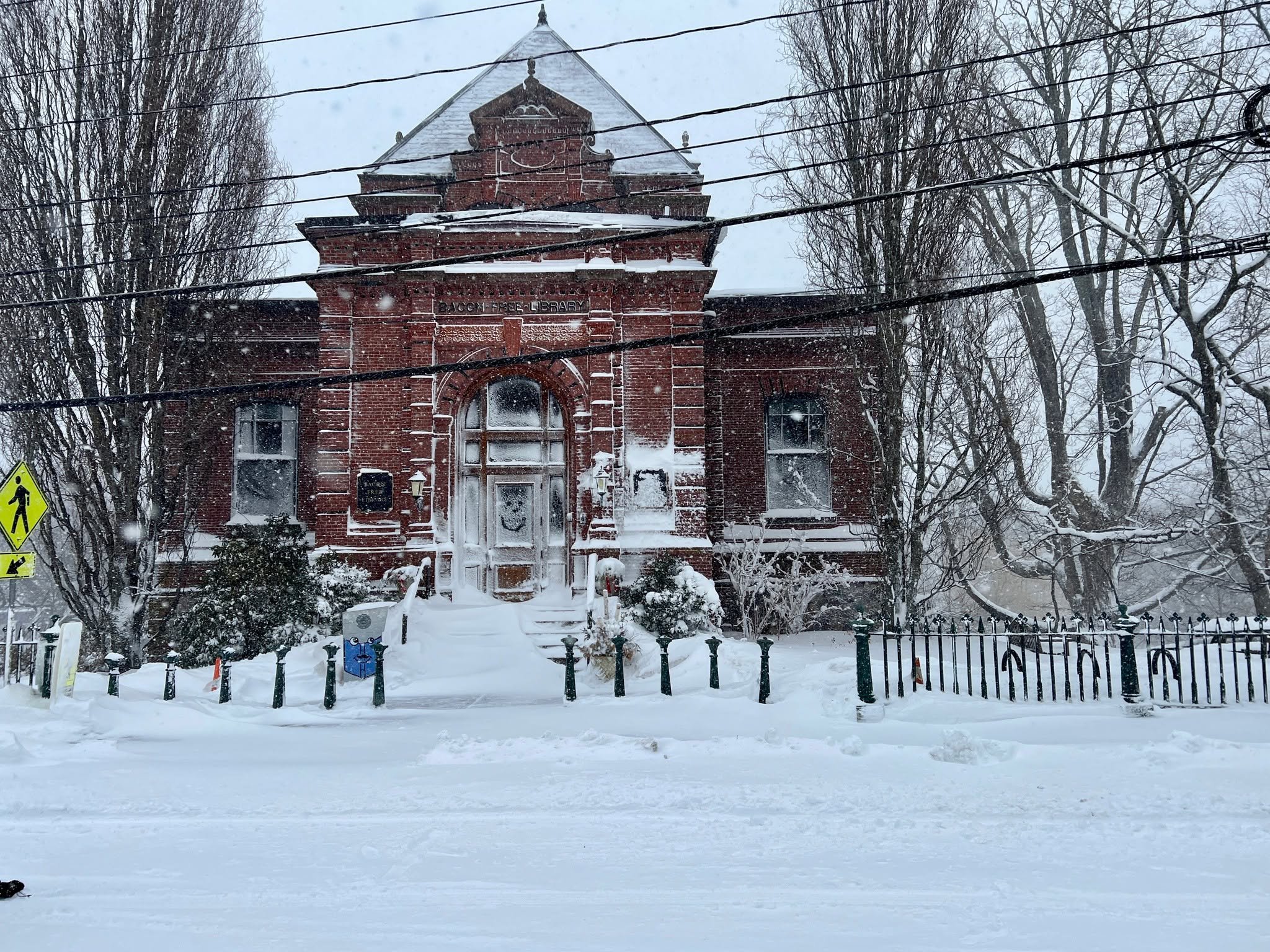 The beautiful Bacon Free Library looks especially charming in the snowfall. If you look closely, you might even spot a little smiley face waiting to greet you at the door! 😊

#natickma #natickhistoricalsociety #baconfreelibrary #bacon #snowfall #smi
