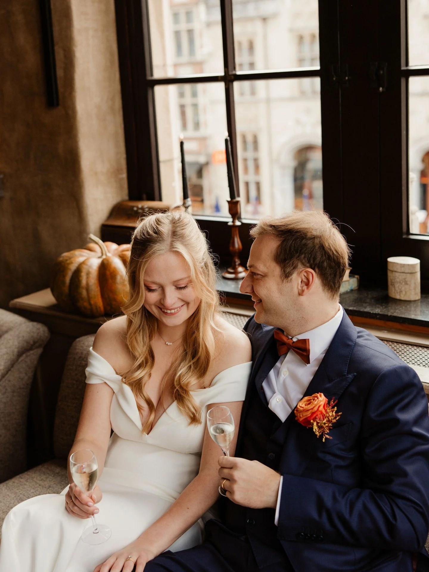 Geen woorden kunnen de liefde tussen deze twee beschrijven... 🥹

Oprecht dankjewel om ons jullie geluk, emoties en liefde van zo dichtbij mee te laten beleven.

Enya &amp; Cedric, jullie zijn twee toppers, recht uit het hart. 🤍

Liefs,

Wedding Day