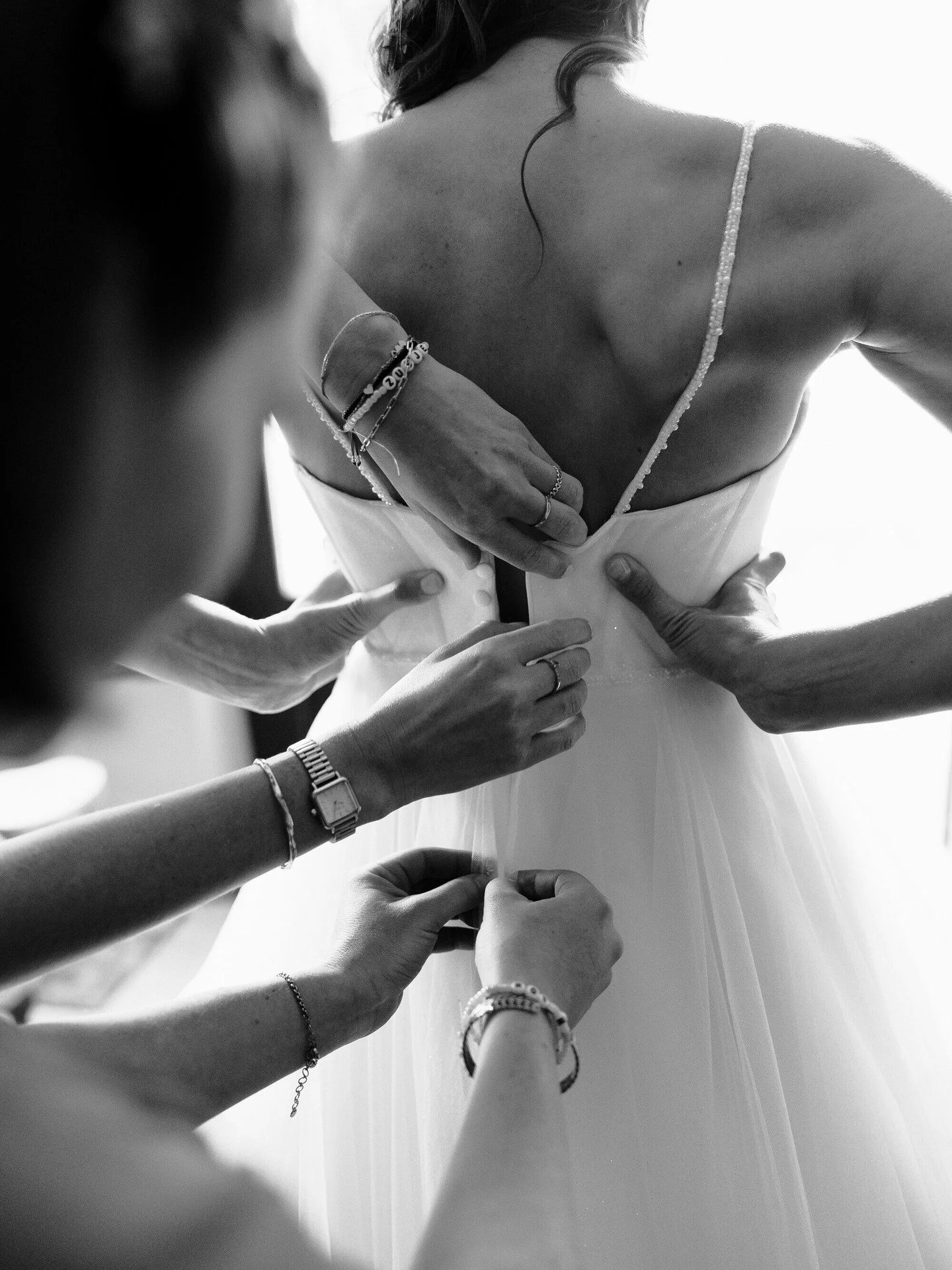 Hoe laat beginnen jullie meestal?

Dat hangt volledig af van wat jullie graag allemaal op beeld hebben. 😊 Het liefste starten we al een uur en half voor dat je je kleed aantrekt. Dan hebben we nog ruime tijd voor alle get-ready momenten en accessoir