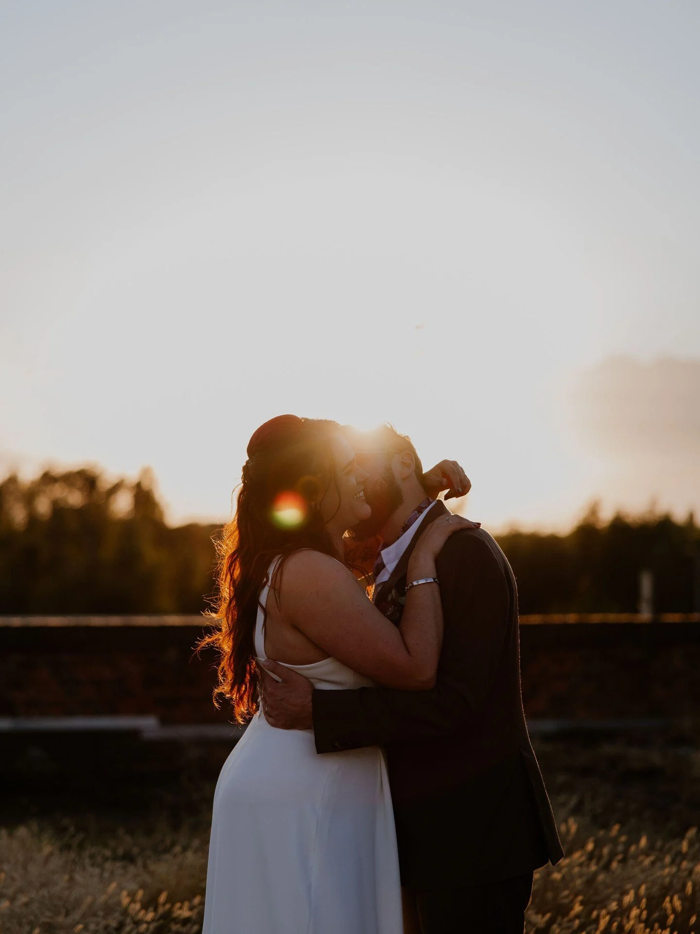 Wat als je dag begint met gietende regen? Dit gebeurde bij Lina &amp; Nils in Gaston te Gent. Het was zo hard aan het regenen en er was zoveel wind dat de koppelshoot zelf naar binnen verplaatst moest worden. Na een uurtje binnen fotograferen kwam de