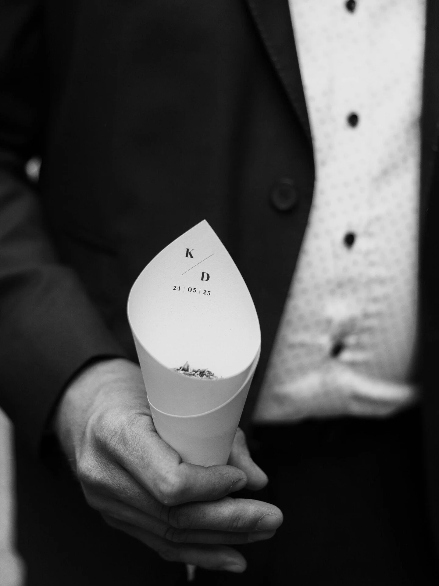 Zwart wit vertelt vaak zoveel meer! Het benadrukt emoties nog harder. Nog meer verhaal, nog meer karakter, en dat allemaal in een beeld. 🤍