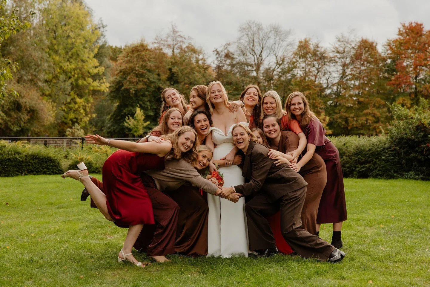 Ah, die &lsquo;verplichte&rsquo; familie- en vriendenfoto&rsquo;s. Sommige koppels kijken hiertegen op omdat ze denken dat het saai en statisch zal zijn.
Uiteraard horen de klassieke geposeerde foto&rsquo;s er ook bij, maar (en dat is een grote maar)