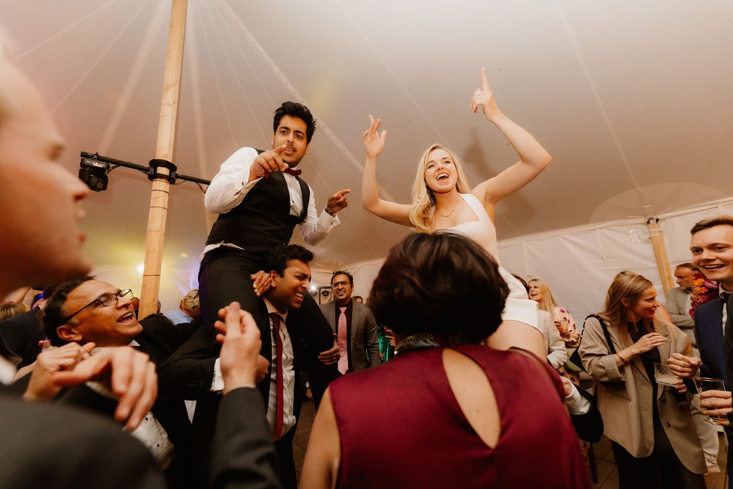 Het is al even geleden dat we hier nog eens een partyfoto postten, dus tijd voor een perfect inhaalmanoeuvre met de trouw van Virginie &amp; Vansh.  Wat voor een zalig feest was dat 😍 Sommige van deze foto&rsquo;s werden zelfs nog v&oacute;&oacute;r
