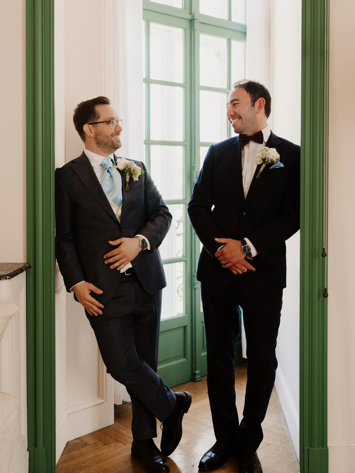 15 minuutjes in je planning, dat is het minimum dat we nodig hebben om een paar mooie foto&rsquo;s van je toekomstige man vast te leggen. Maken jullie je klaar op dezelfde locatie? Dan plannen wij met veel plezier ook zo&rsquo;n moment als deze in 😎