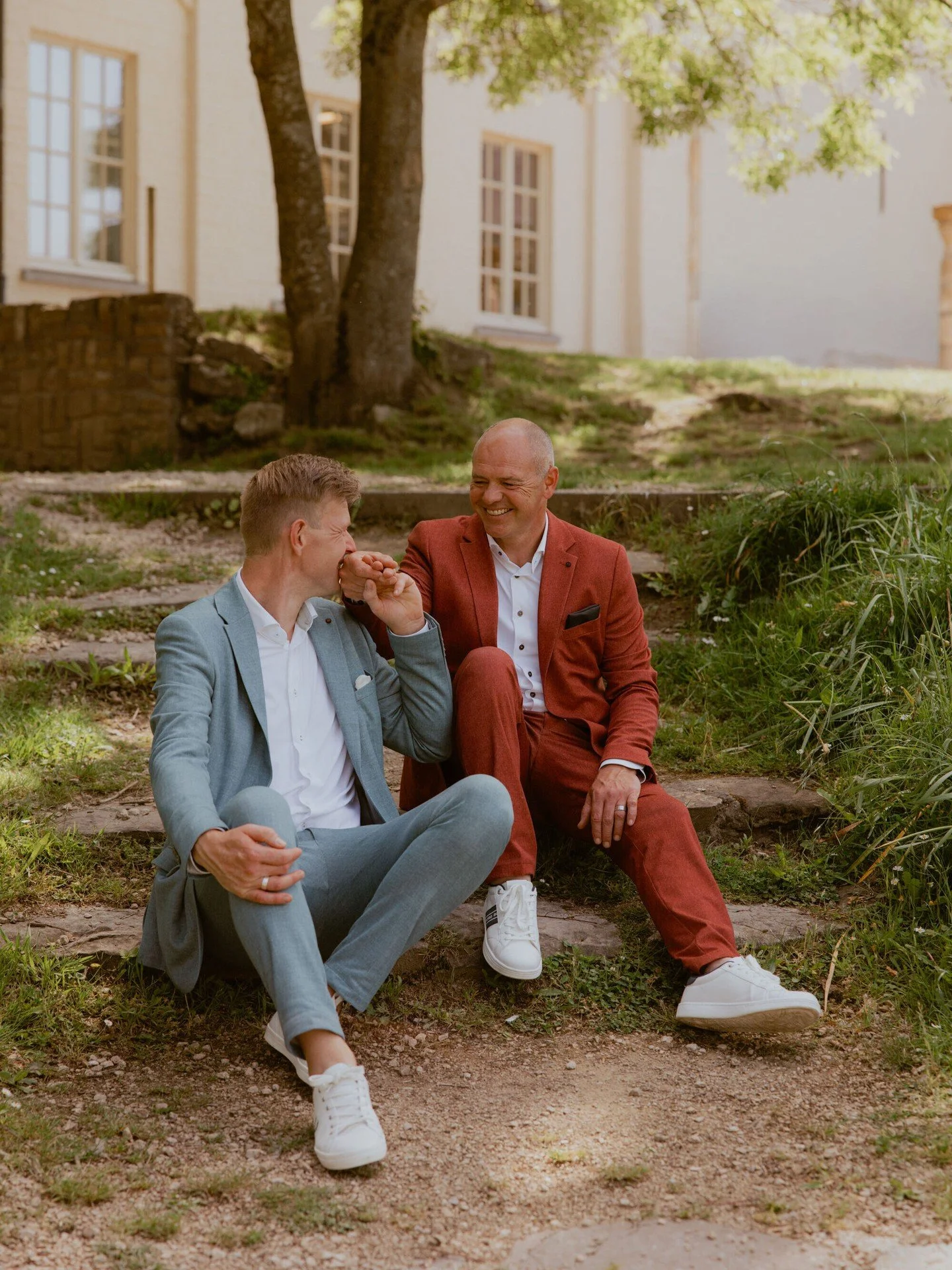 Bart &amp; J&uuml;rgen leerde we kennen op het huwelijk van Tijl &amp; Koen afgelopen zomer. 
Ze vertelde ons dat ze ook gingen trouwen en dat ze graag een een kennismakingsgesprek met ons wouden. 1 jaar later zijn we hier. 🥹  Een hele fijne dag met