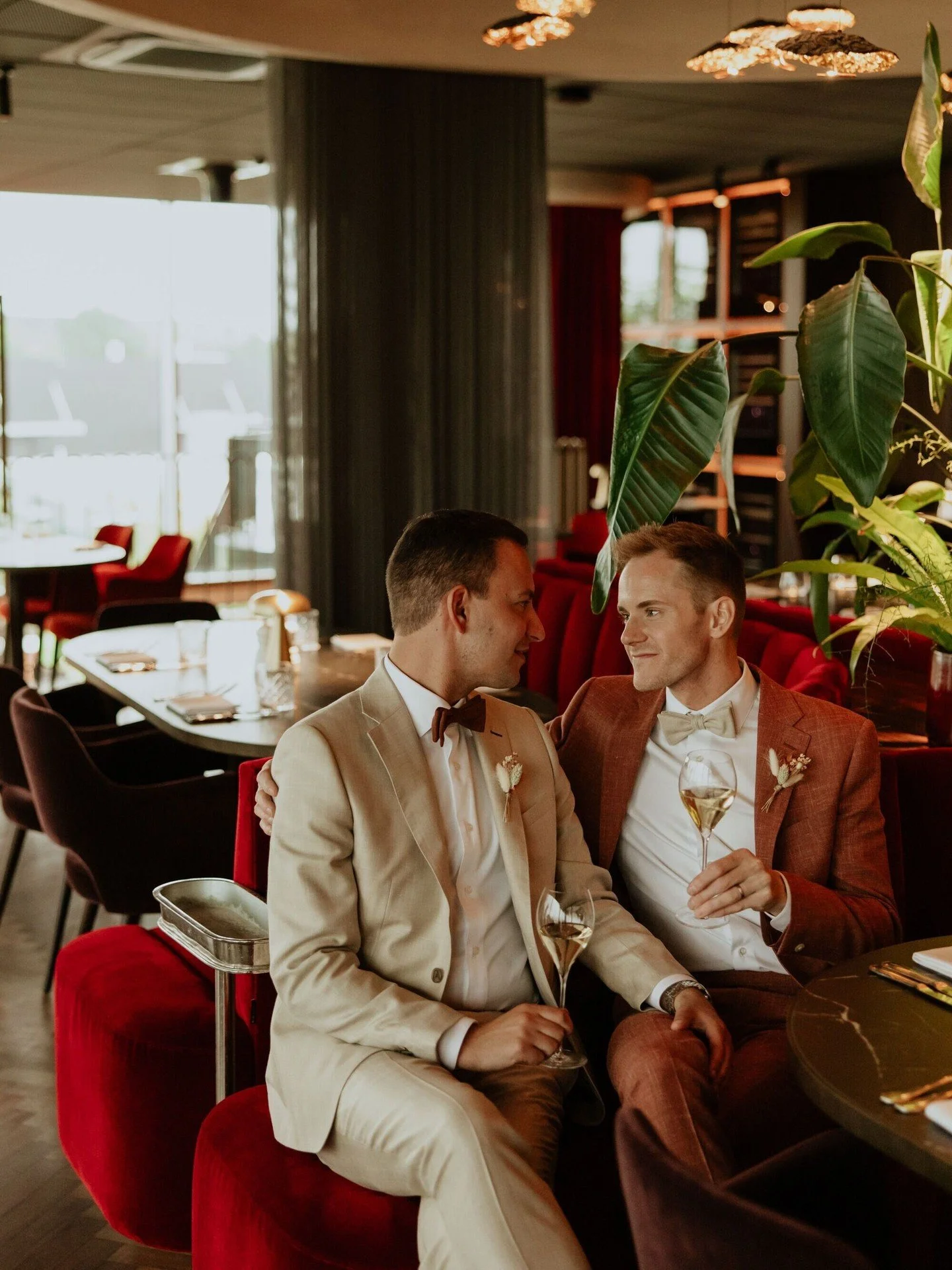 Tjeu &amp; Tim, over liefde gesproken. Vanaf het moment dat we jullie leerden kennen tijdens onze gesprekken, zagen we meteen hoe liefdevol jullie naar elkaar kijken en met elkaar omgaan. Op jullie huwelijksdag werd dat alleen maar bevestigd. Niet al