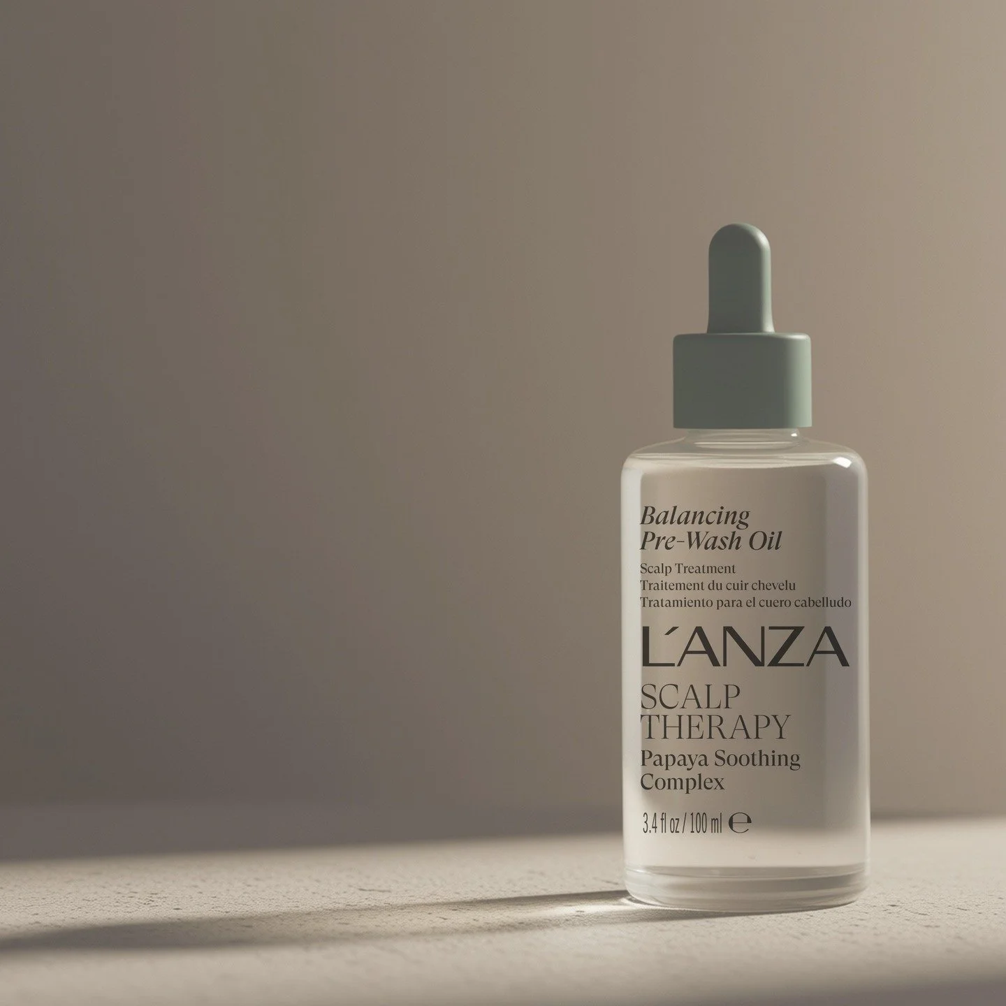 Struggle with itchy, dry scalp? 
This ✨NEW✨ lightweight treatment oil loosens buildup, soothes, protects and balances the scalp before cleansing to help prevent irritation. 
This will not cause the scalp to feel oily or greasy after you shampoo. 
Ava