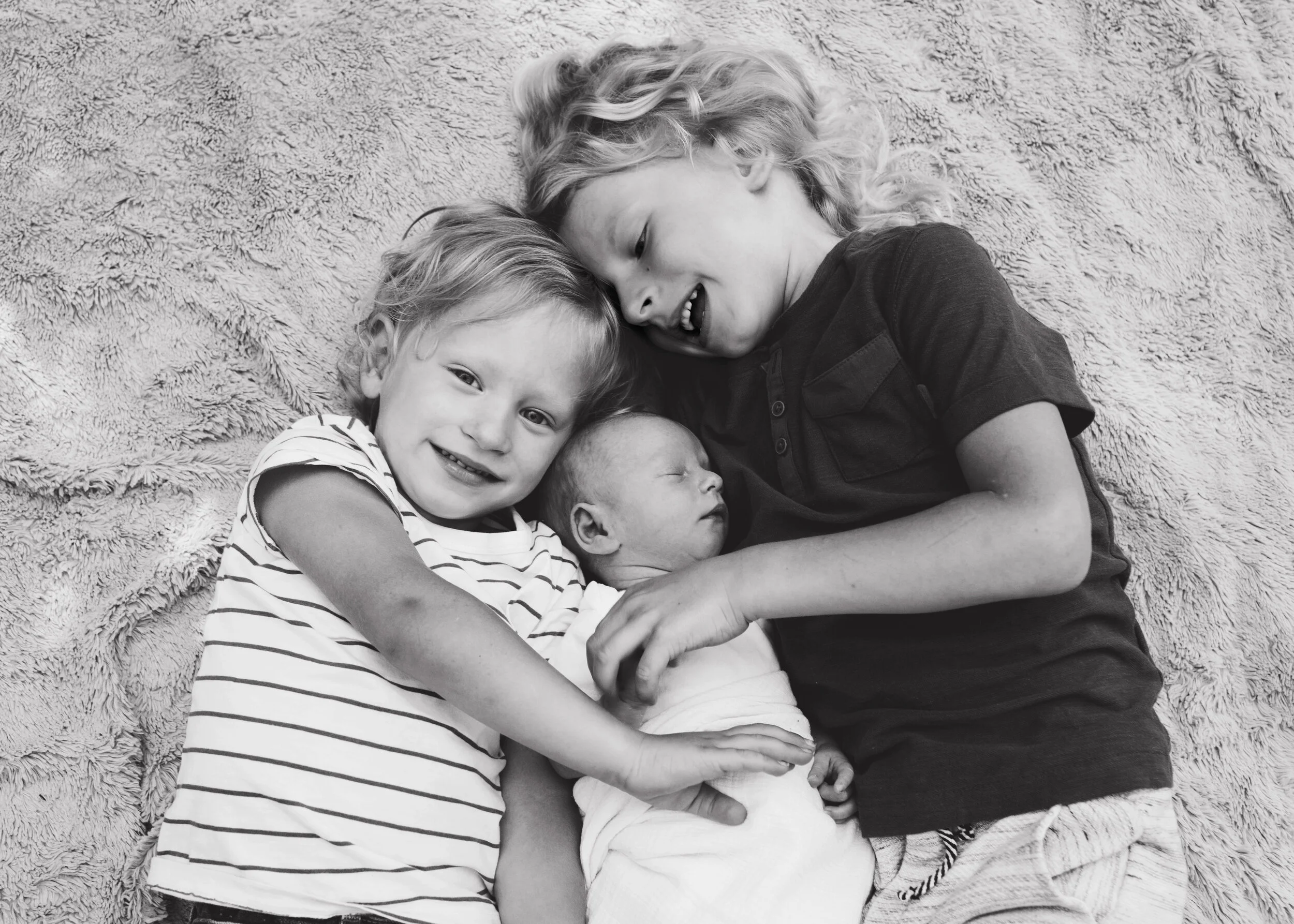 Sibling Newborn Picture | Kelly Rhoades Photography
