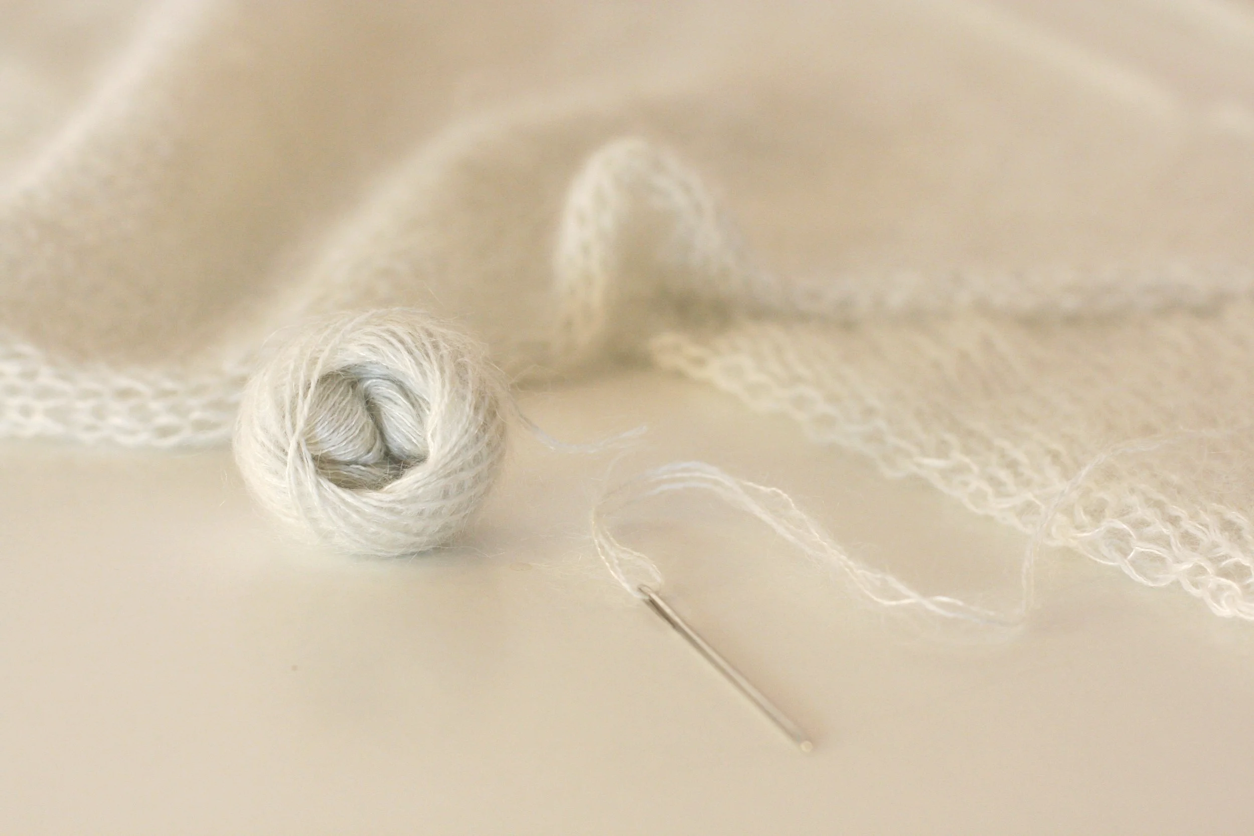 Proces of hand kntiting and sewing pullover seams