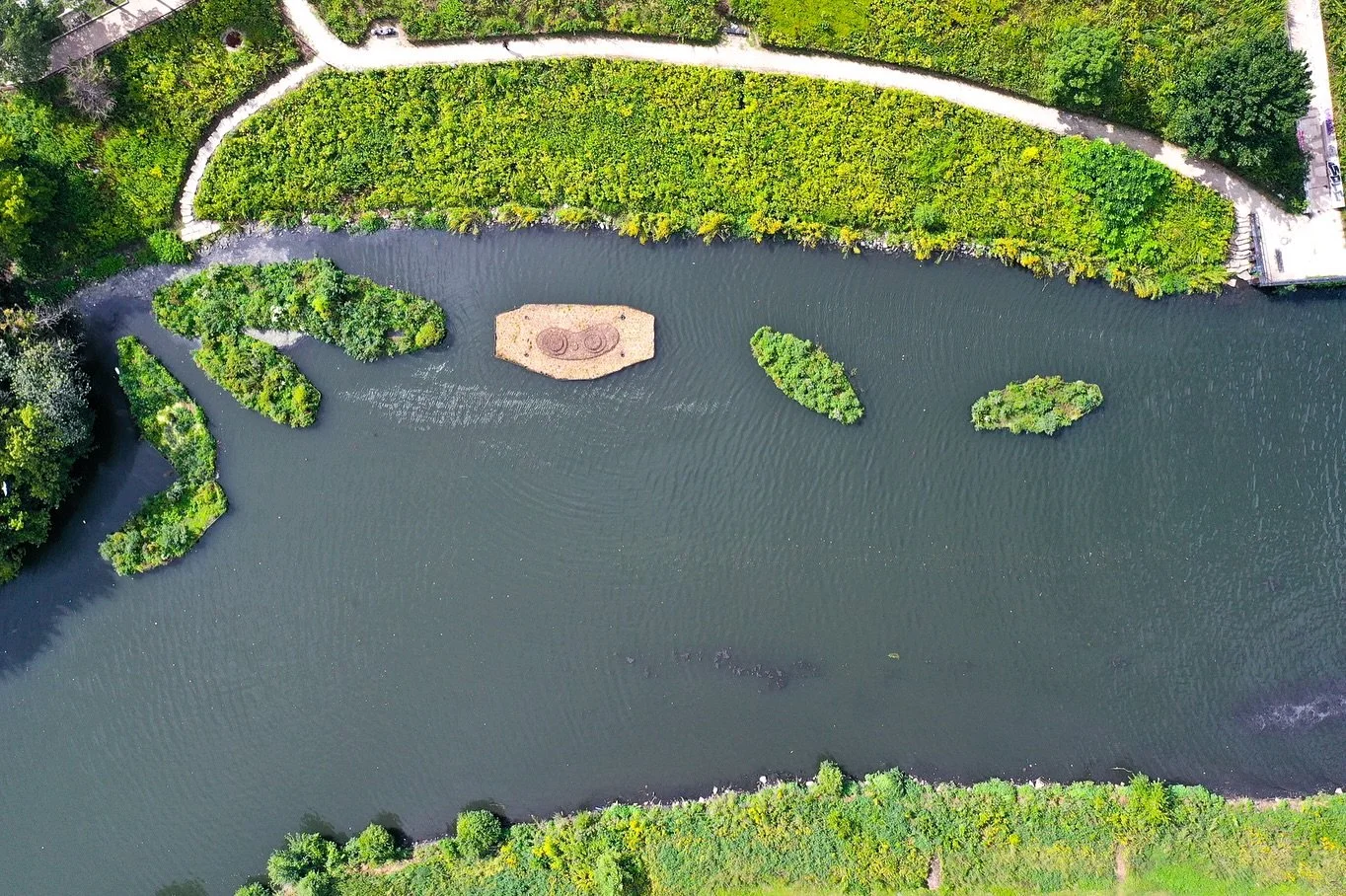 96 volunteers. 375 volunteer hours. One AWESOME floating wetland!! 

Say hello to our newest installation! This garden, just added to our Bubbly Creek location in collaboration with the wonderful @shedd_aquarium, features a tiered garden system. A ne