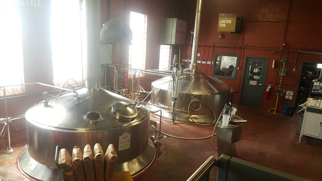 Figura 1. Paila de cocción (izq.) y Lauter Tun (der.) de la cervecería Goose Island (Fulton) en Chicago, IL.