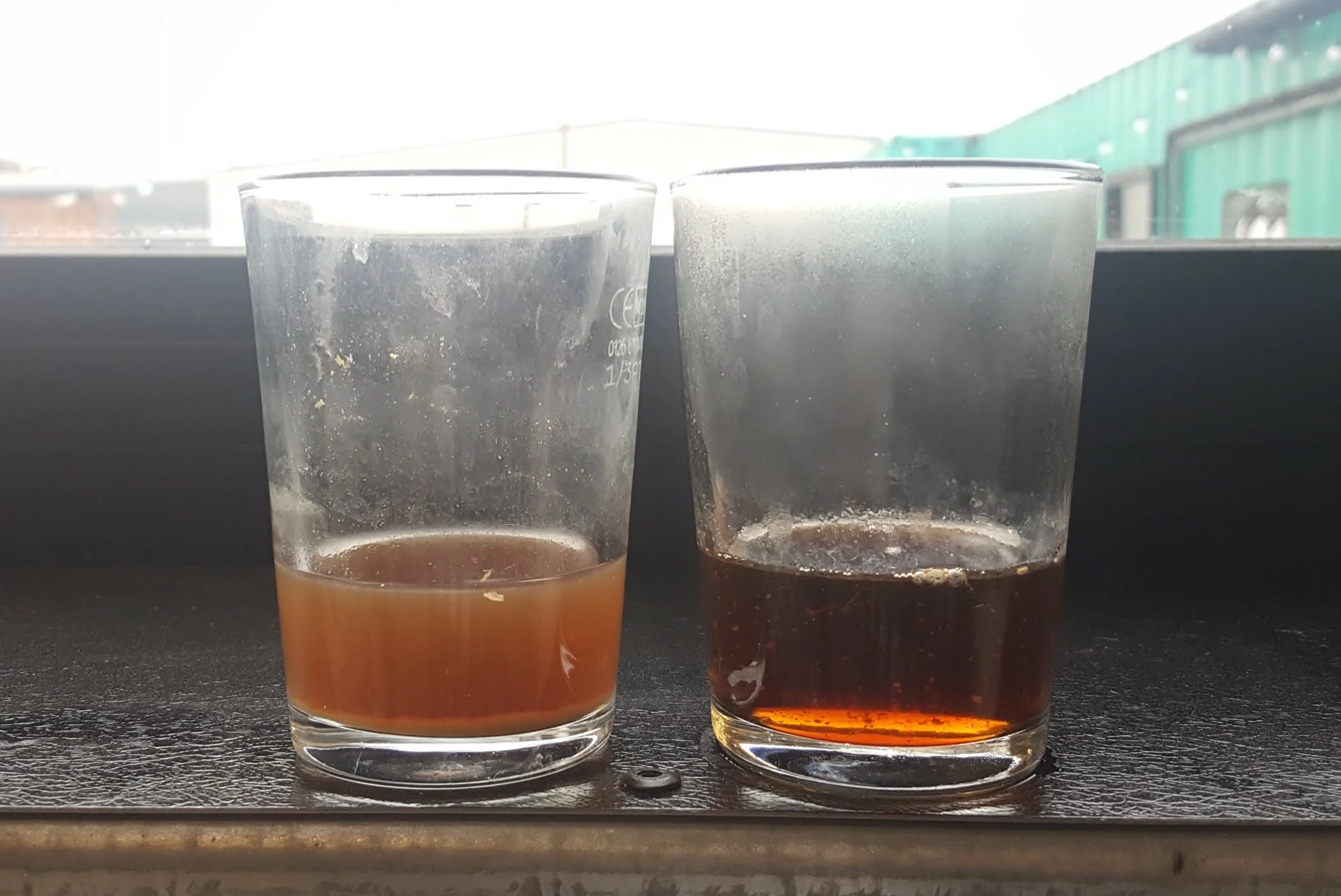 Figura 10. Aquí podemos ver un mosto justo en el momento del inicio del hervor (izq.) y el mismo mosto una vez que se hirvió durante 60 minutos (der.). ¿Qué diferencias puedes ver?
