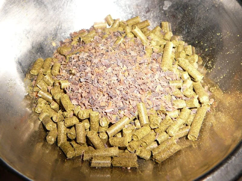 Figura 8. Musgo irlandés sobre pellets de lúpulo. Esto se agrega unos 10-15 minutos antes de finalizar el hervor para asegurarnos que haya pasado suficiente tiempo para que el musgo haya tenido contacto con el mosto. Es posible que este lúpulo sea para adicionar aroma, ya que si se agrega por tan poco tiempo no aportará mucho amargor pero sí impartirá aroma.