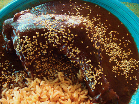 El pollo con mole quizá es el mejor ejemplo, ya que tiene chocolate, una mezcla de chiles y especias. Vuelvo a decir lo mismo de arriba, no es un buen maridaje si se hace con una cerveza ligera. El mole necesita algo más intenso.