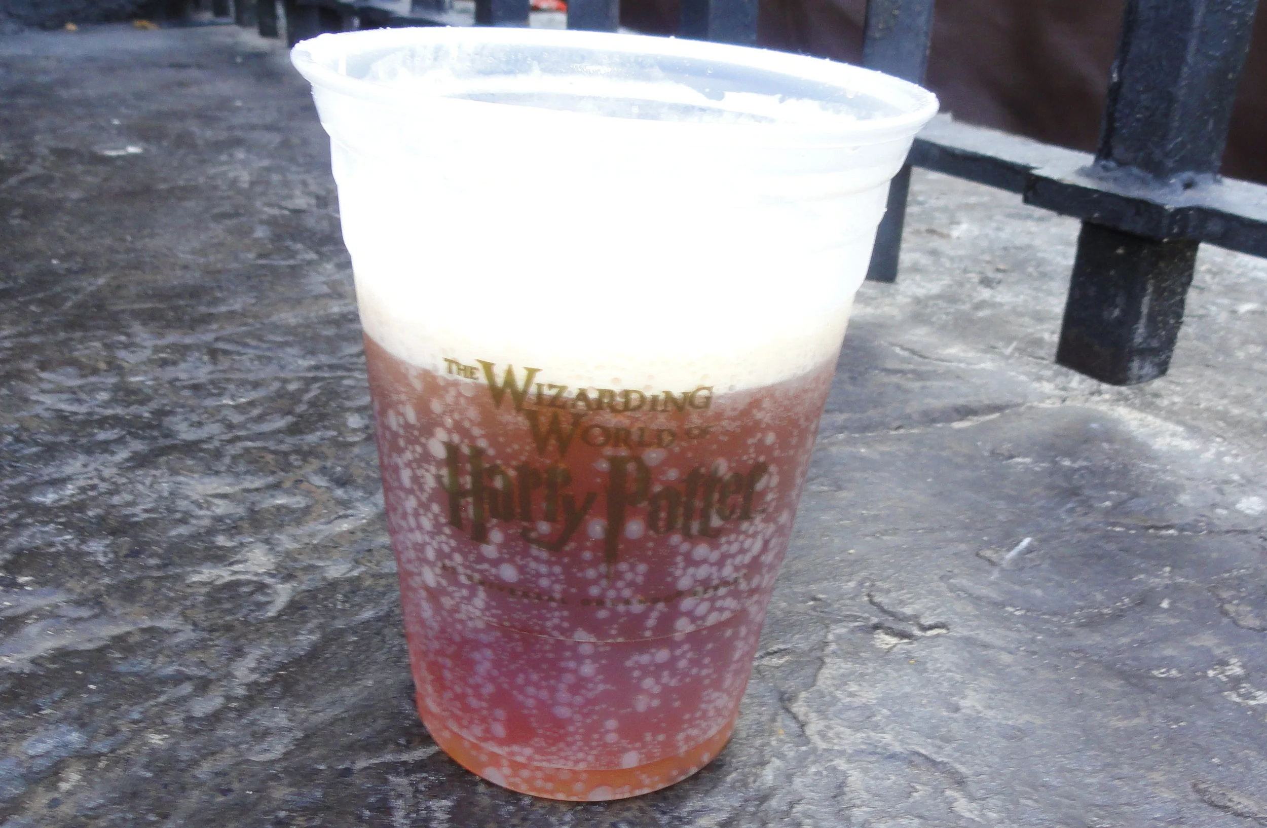 Figura 1 - Cerveza de Mantequilla en The Wizarding World of Harry Potter. Personalmente no he probado esta cerveza, pero he probado una que otra que se le pudiera asemejar por los elevados niveles de diacetilo.