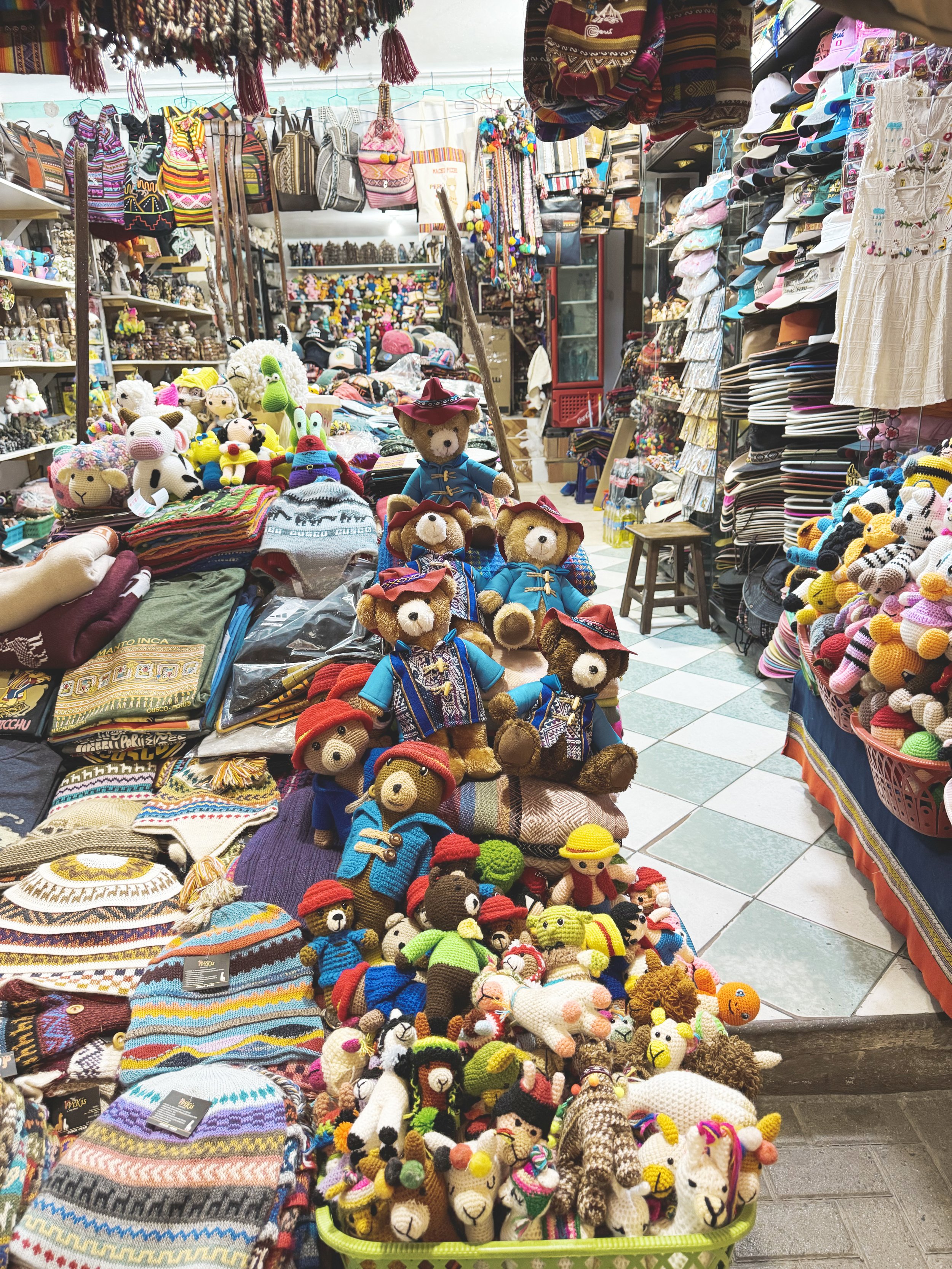 paddington at mercado artesanal aguas calientes