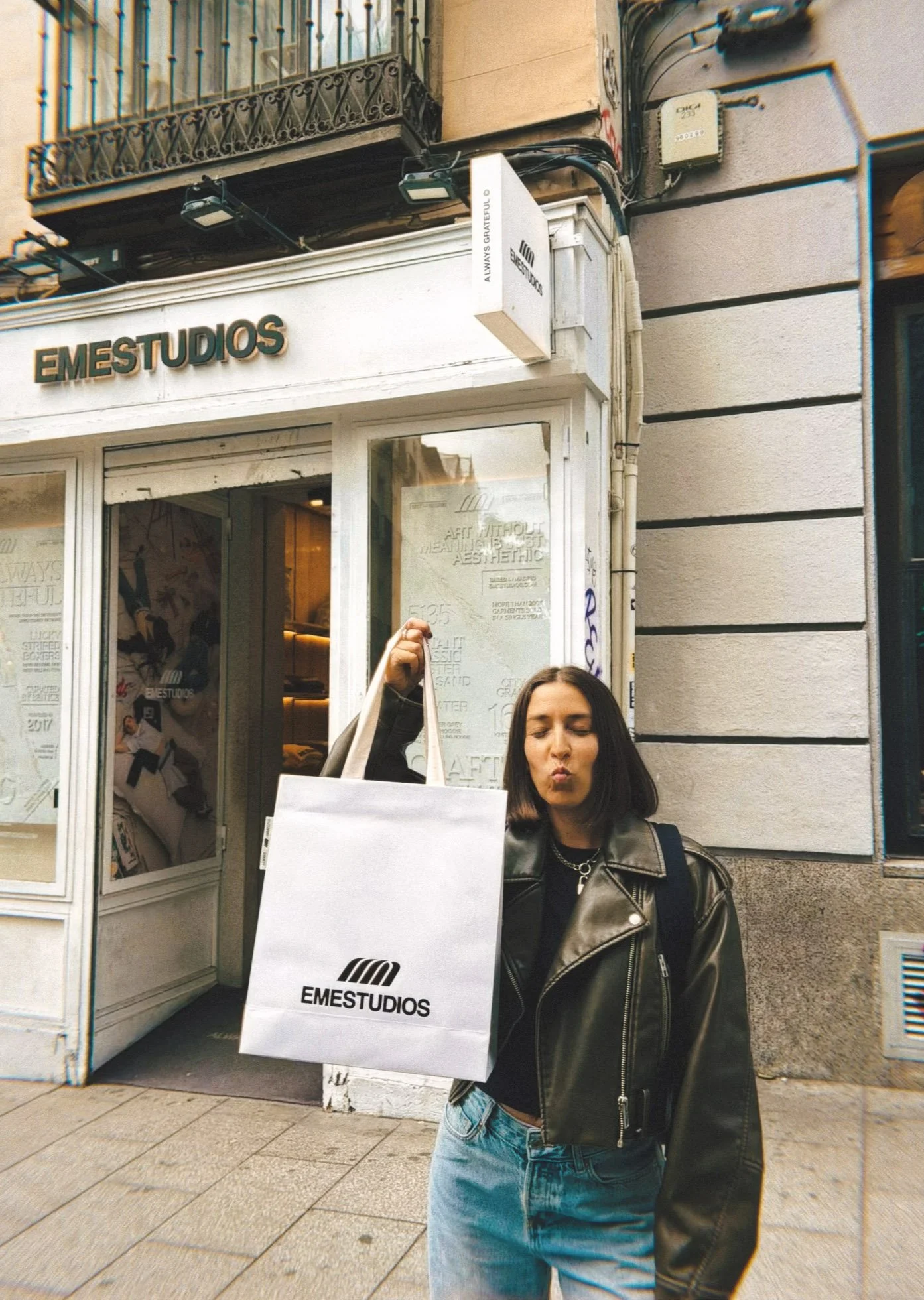 girl shopping at eme studios madrid