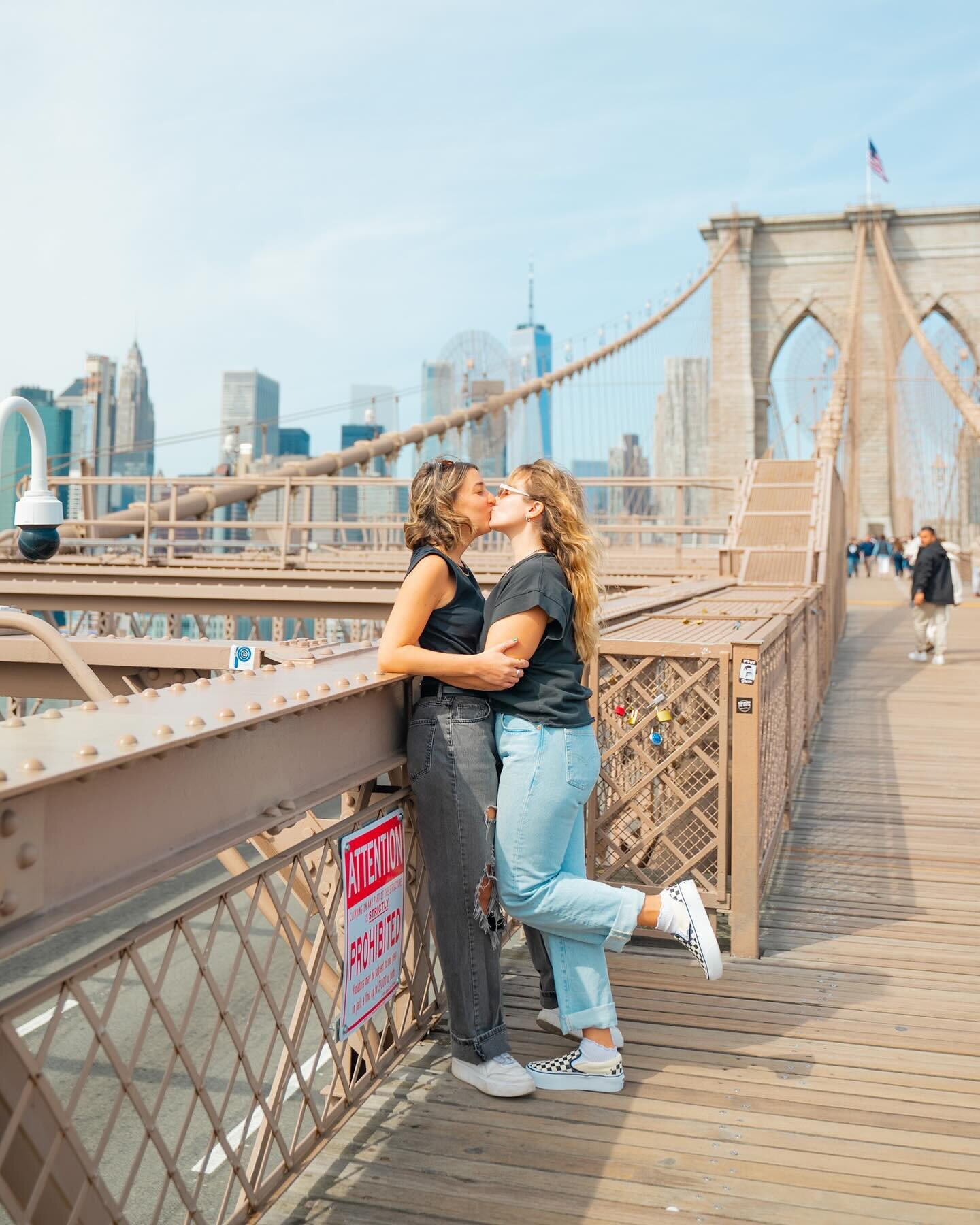 Spread love it&rsquo;s the Brooklyn way 🏳️&zwj;🌈

📸 : photo assist @thejennaway 

#brooklynbridge #brooklynbred #travelcouple #lesbiancouples #travelcouplelife #queertravel #queernyc #nyinfluencer #lgbtqtravelers #lesbiancouplesofinstagram #lesbia