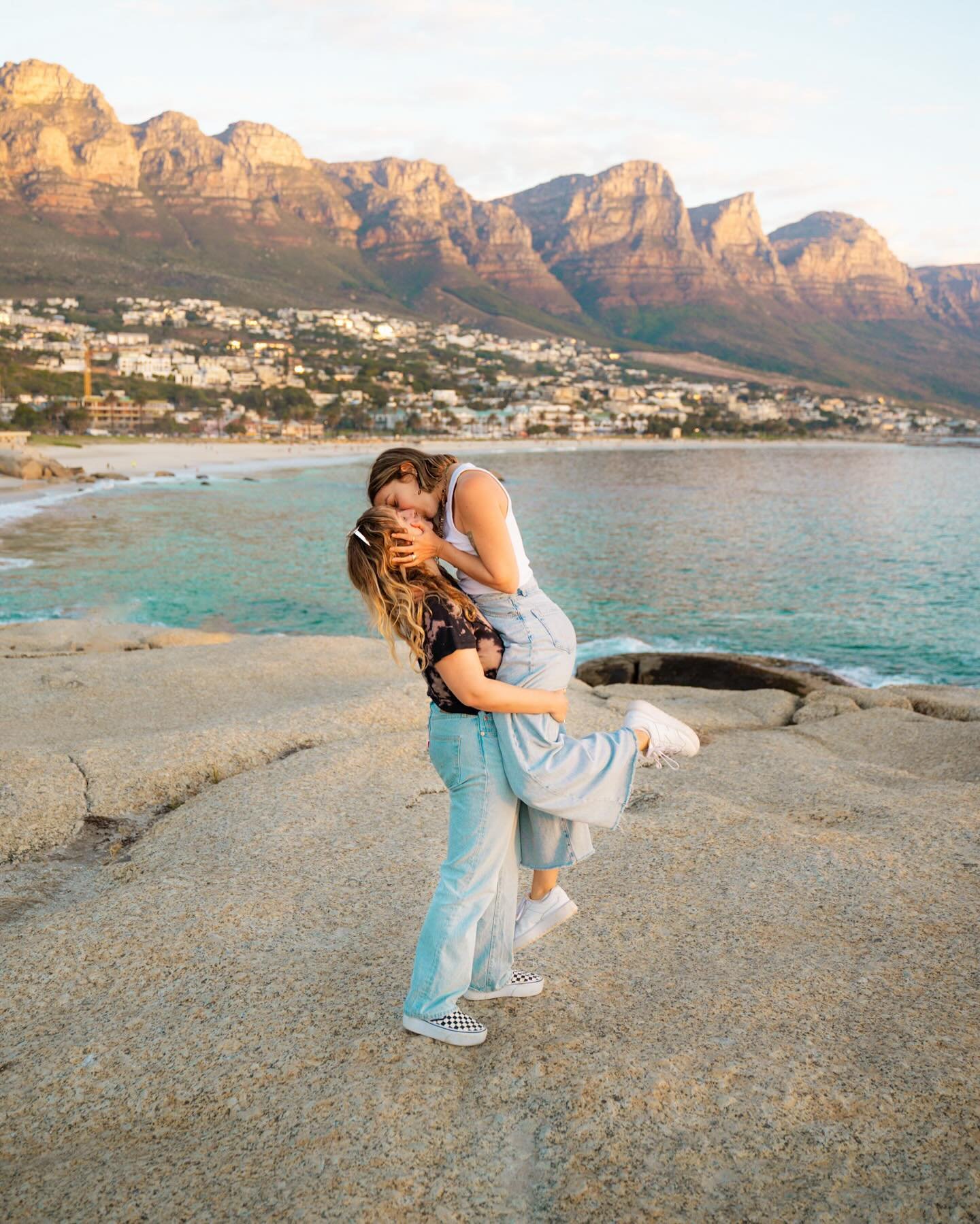 Meet me at our spotttttt 🤍🇿🇦

We are back in Cape Town after 5 years and it&rsquo;s just as magical as the last time 😍 Cape Town is one of our favorite cities in the entire world. The views are INSANE from every angle, there are so many unique th