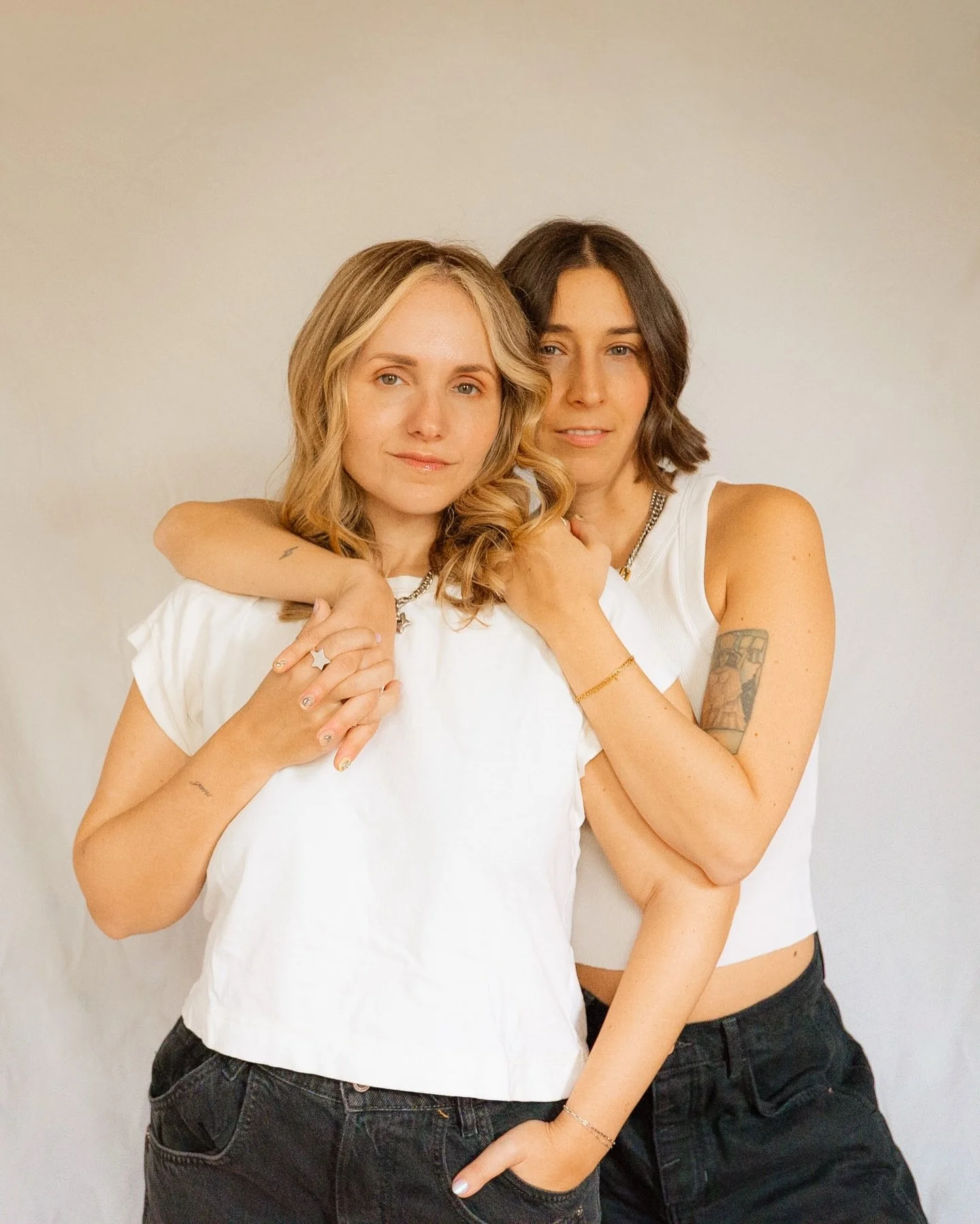 it&rsquo;s giving gays for the @gap ⭐️

#wuhluhwuh #lesbiancouples #couplesgoals #homephotoshoot #sapphic