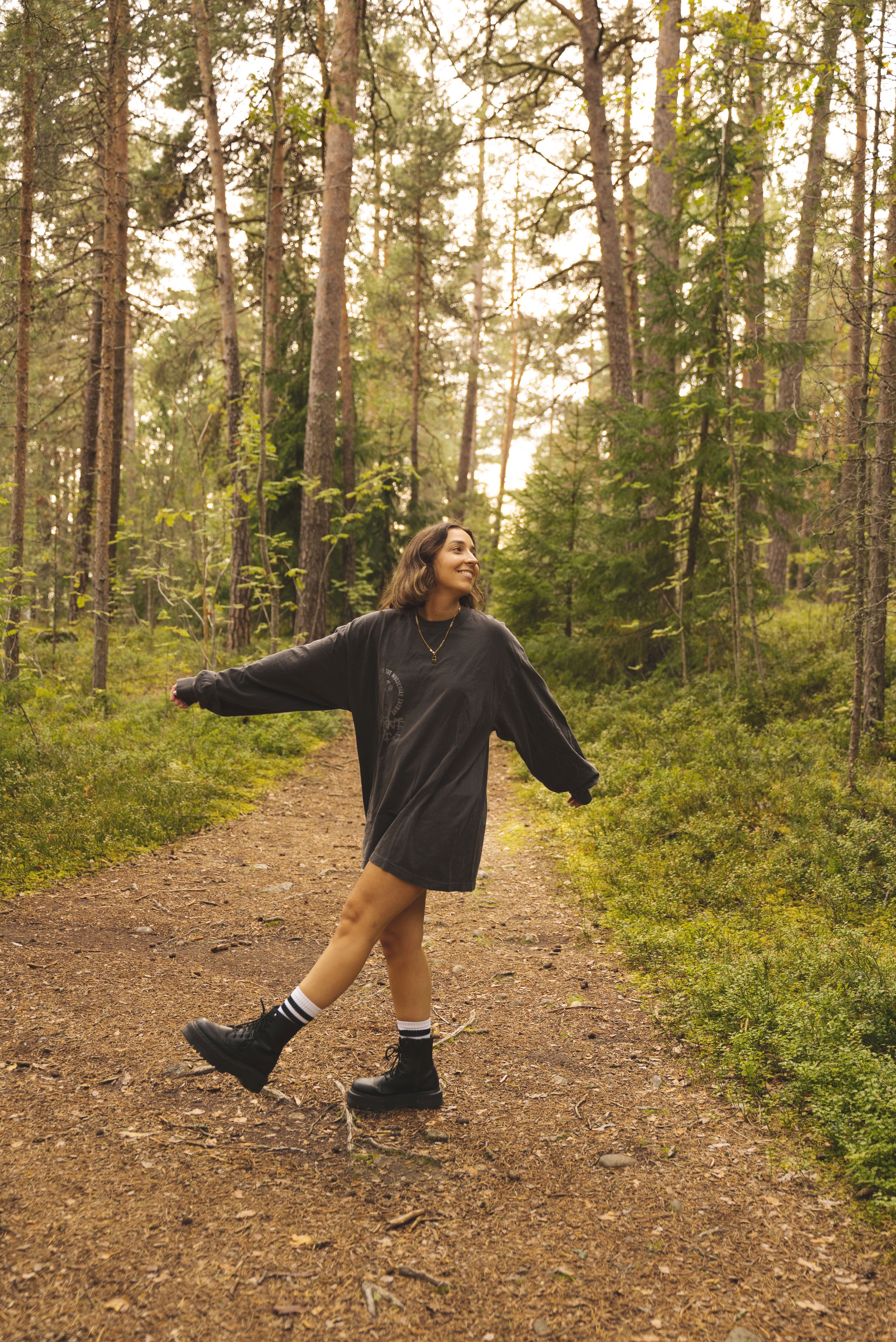 girl standing in Pyynikki nature trail tampere finland