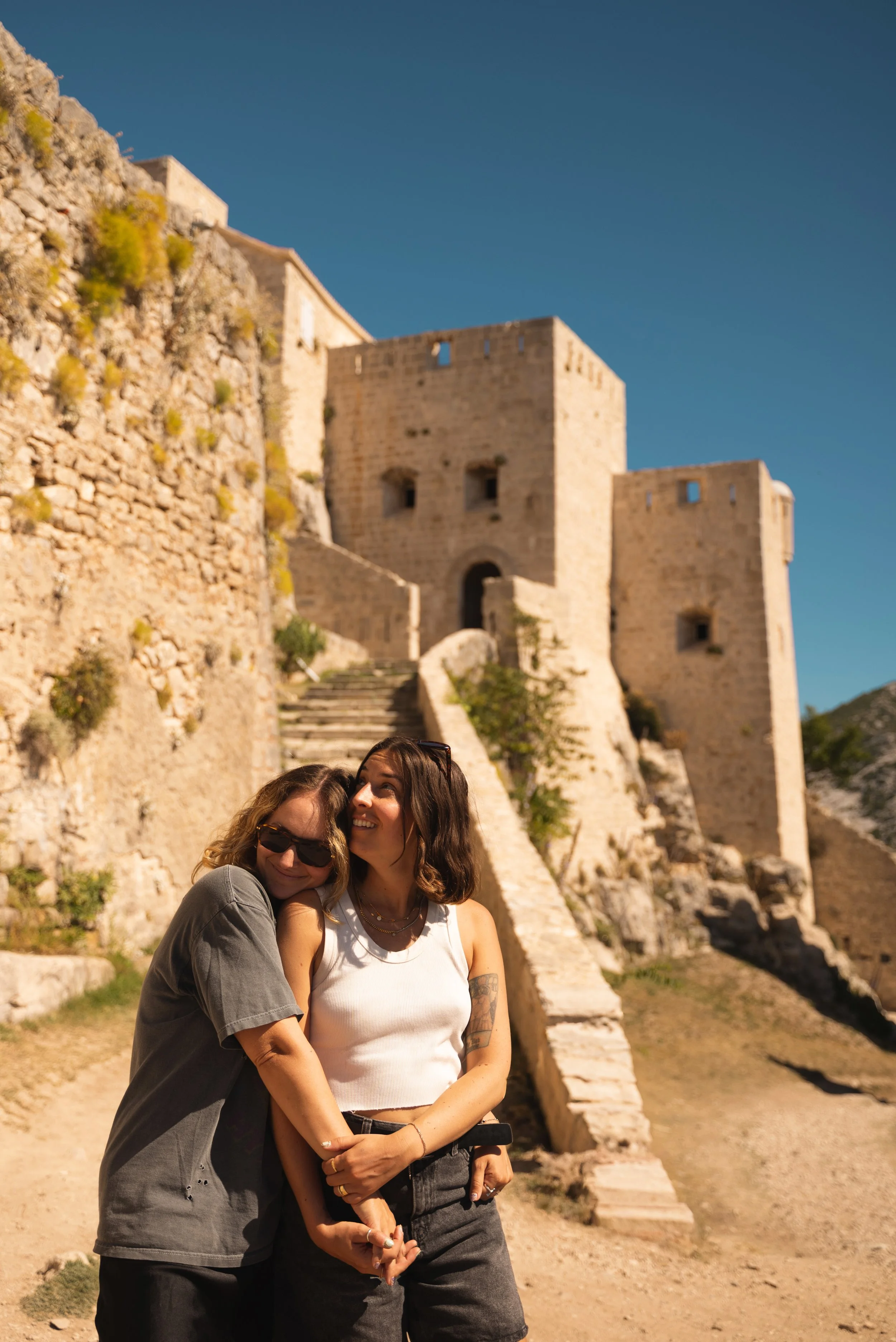 girls standing in klis fortress split