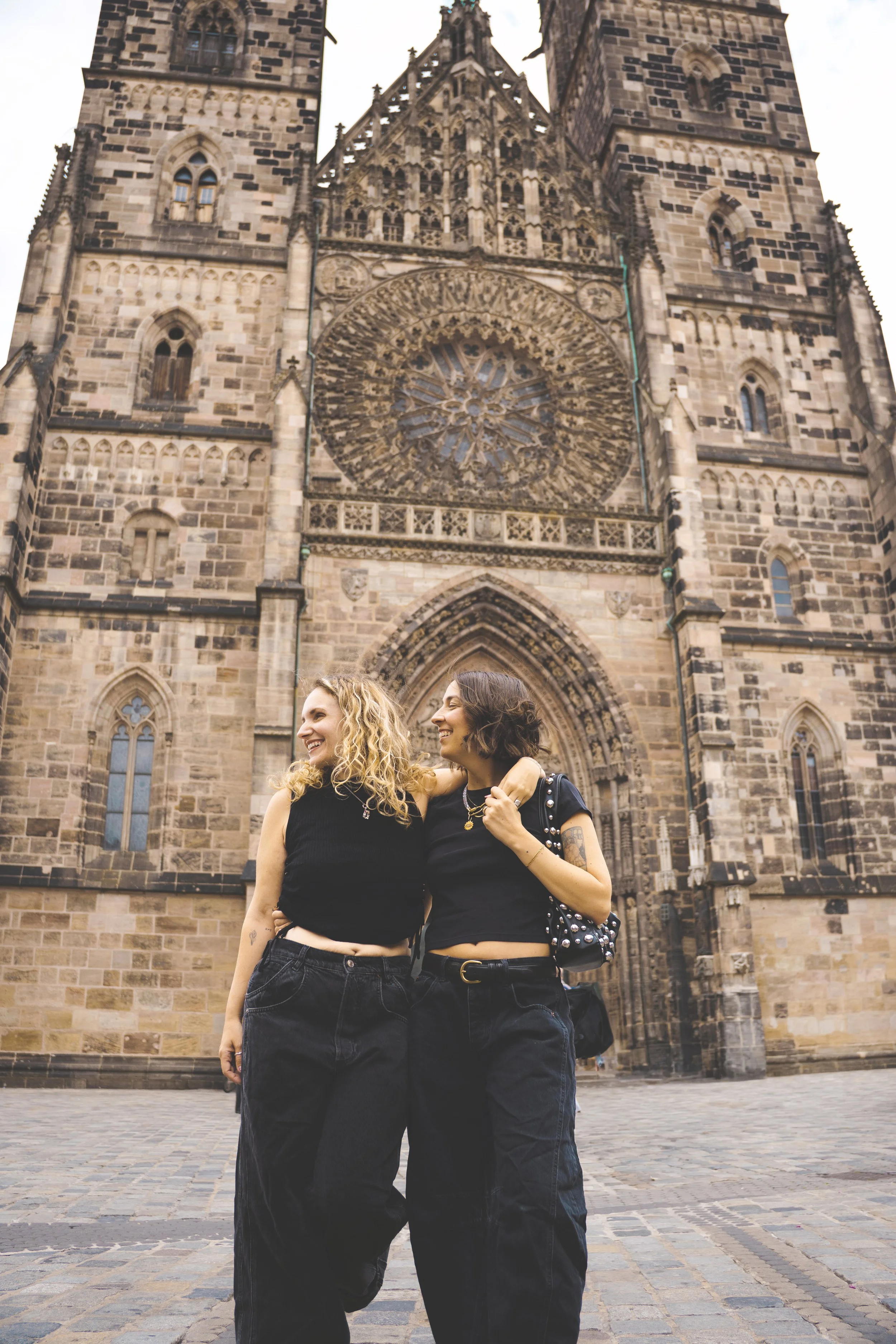 two girls standing in front of St. Lawrence Church Nuremberg