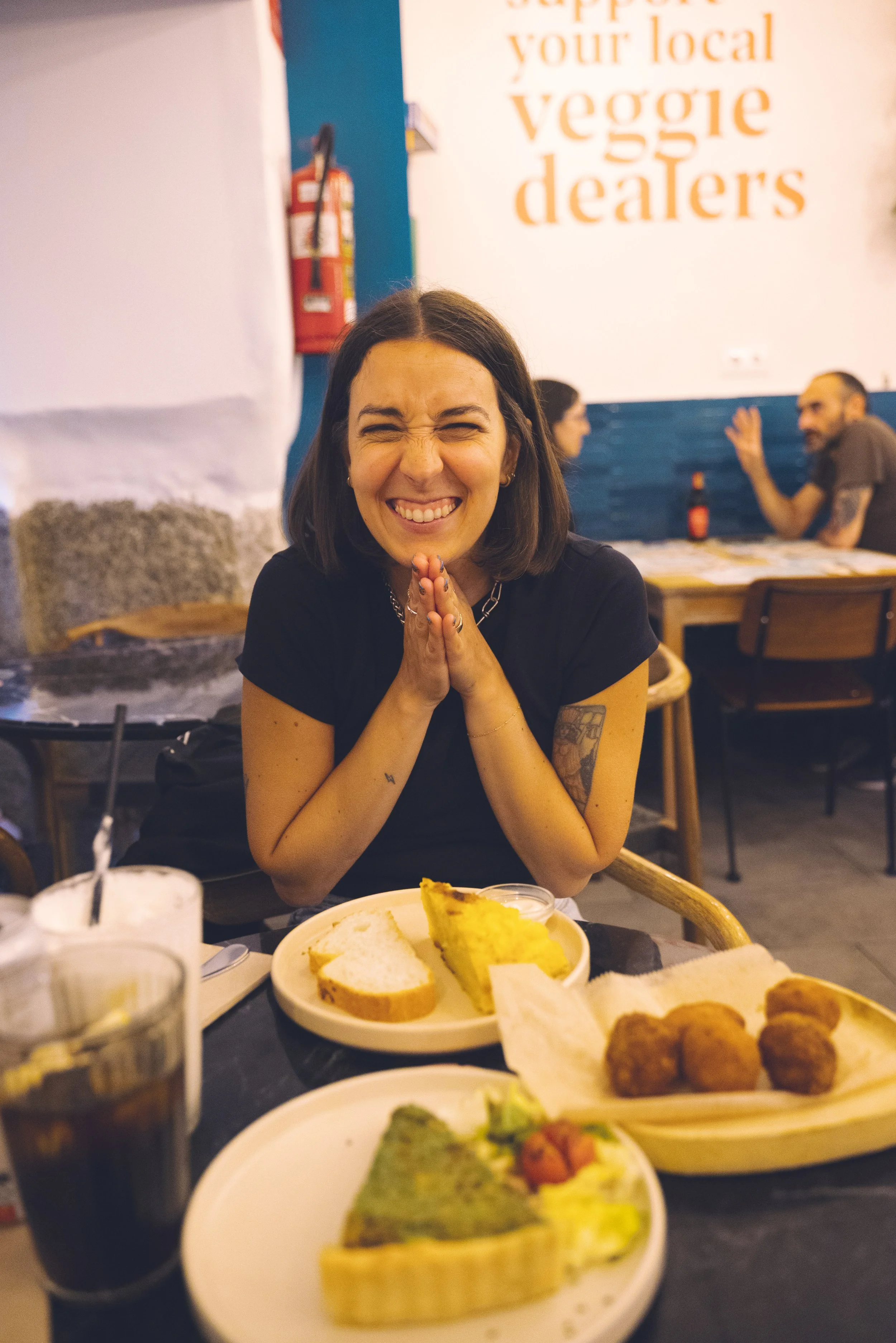 girl eating at Oveja Negra Vegana madrid