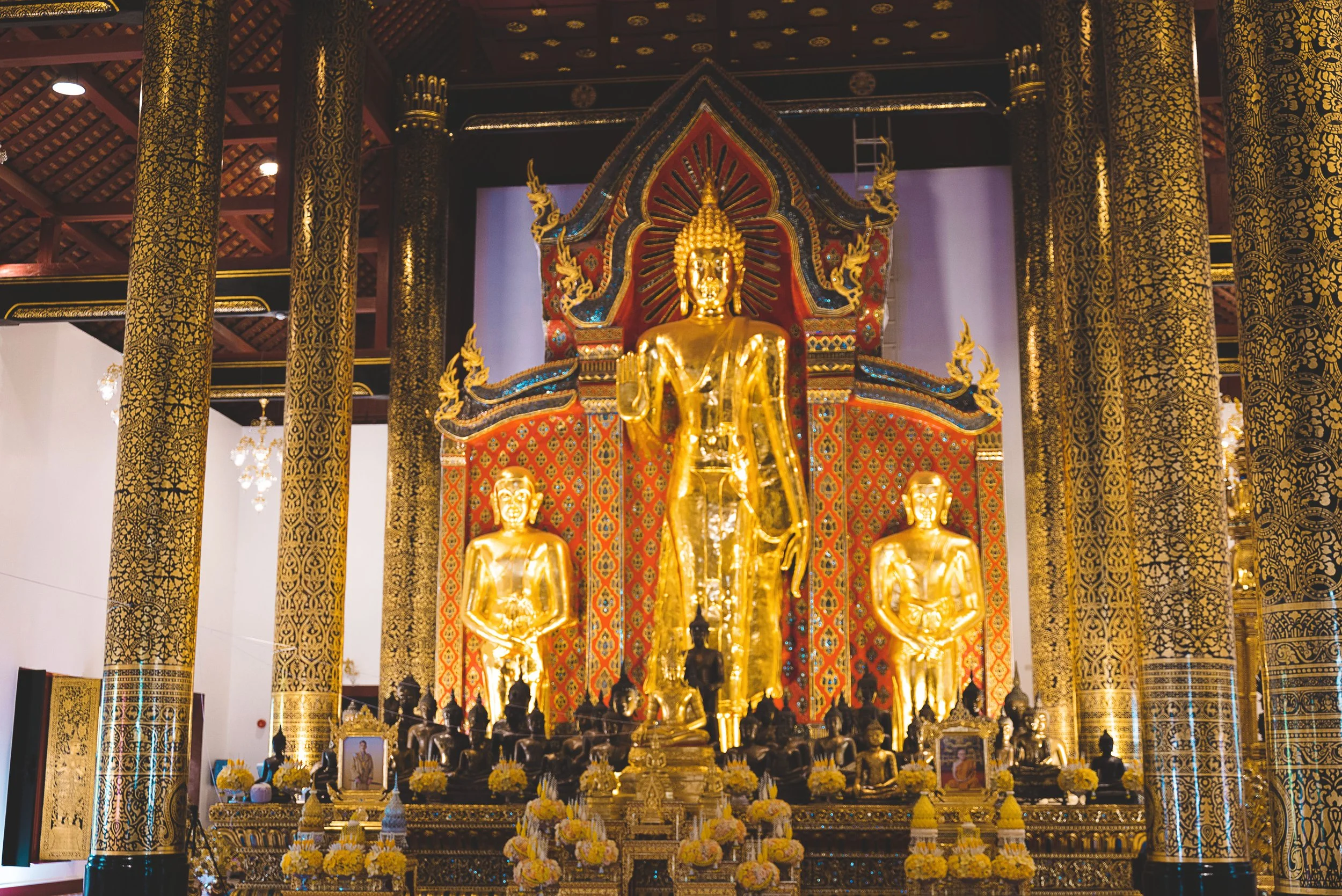 gold buddha statues inside Watchediuang Varaviharn Temple chiang mai