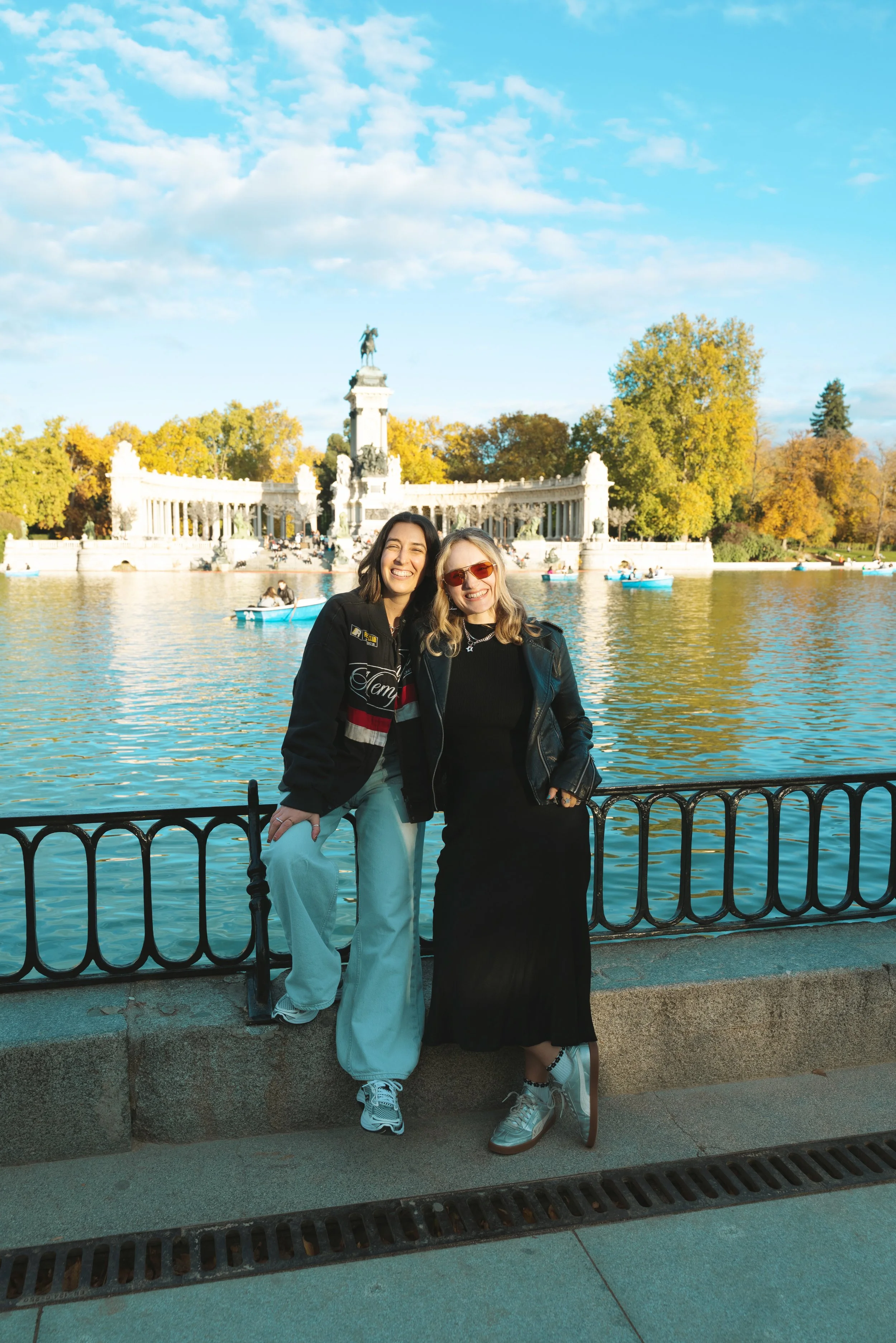 two girls sitting in retiro park madrid