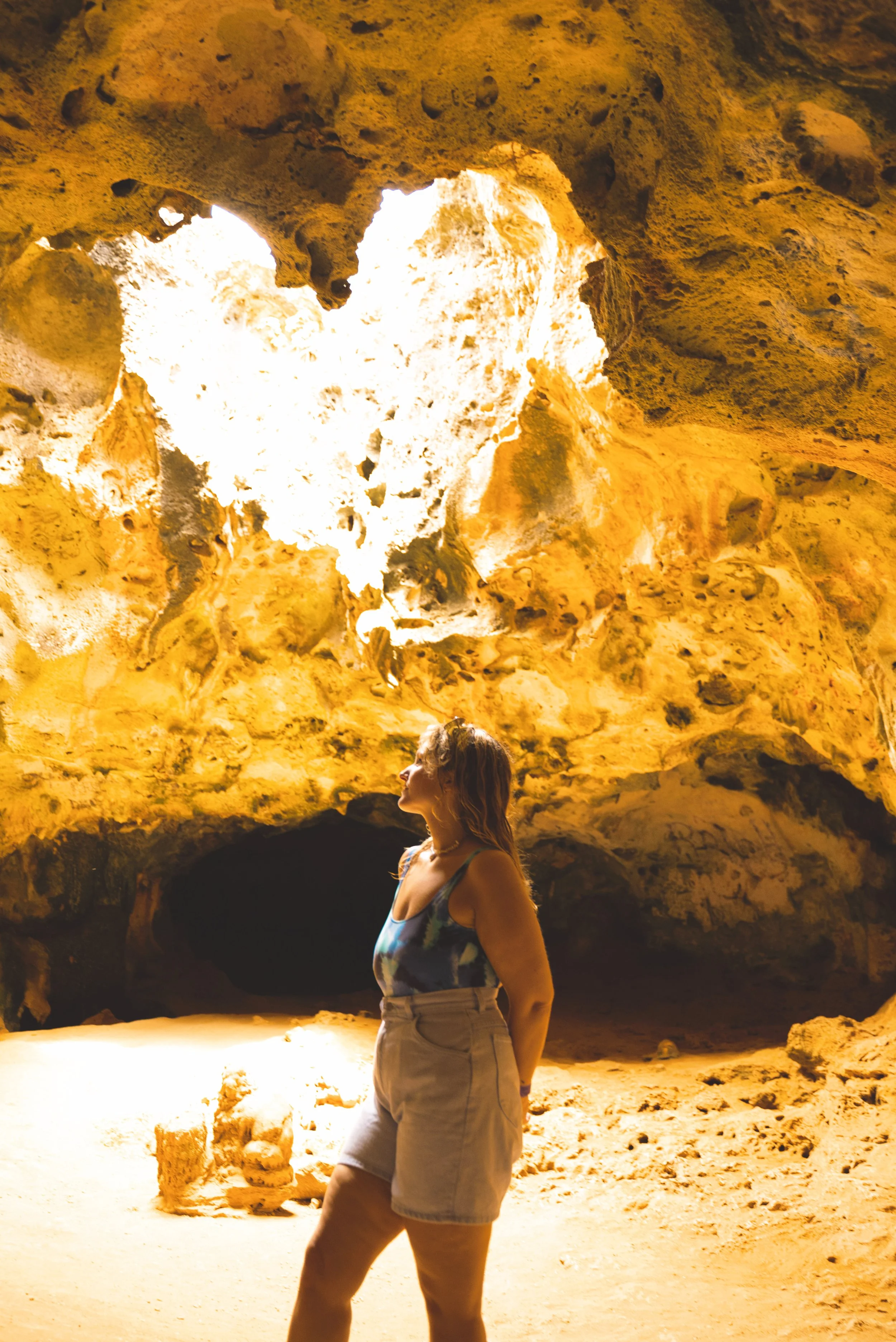 girl in quadirikiri cave aruba