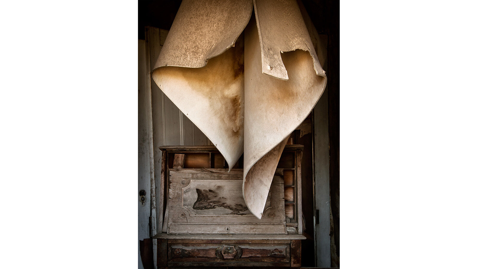 Bodie-Writing_Desk_1600-2400px.jpg