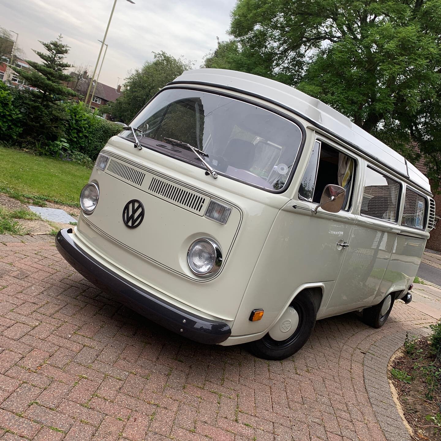 Who is heading to Hitchin for the H-town classic and dub meet tonight? #hitchin #hvsuk #ccruk #classiccarstorage #baywindow #vwtype2 #htowndubandclassicclub #aircooled #vwwestfalia #mightbeforsale #classicvw