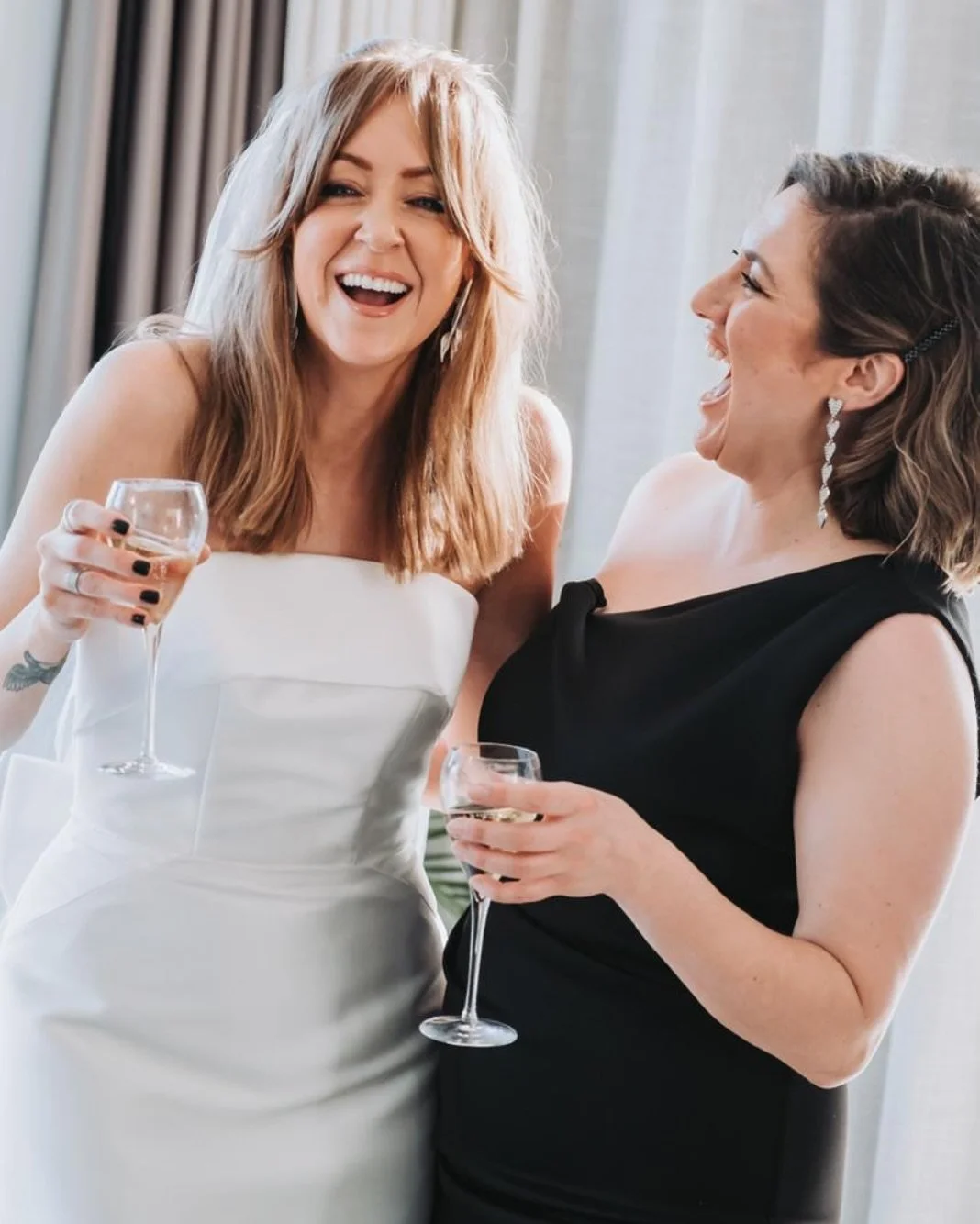 Photo of the day.

Hannah and bridesmaid Sam. This is what bride prep is all about. Once the makeup and hair is done, it&rsquo;s then time to get that champagne popping! 

🍾 🥂