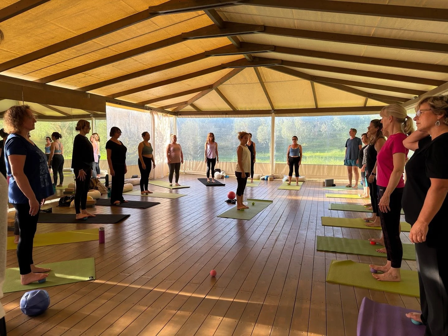 Premi&egrave;re soir&eacute;e de notre retraite en Gr&egrave;ce avec un magnifique groupe. Un endroit superbe 🌴
. 
🪷 7 jours pour prendre une pause, pour se chouchouter et se transformer. 
🏝️ Vous r&ecirc;vez de d&eacute;connection dans un endroit
