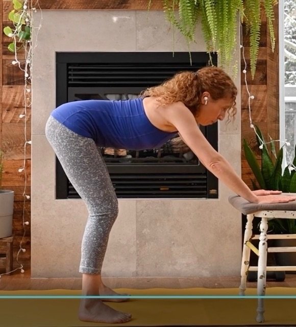 Le dos ne parle pas toujours fort au d&eacute;but. 🤫
Il chuchote.
Par une raideur au r&eacute;veil.
Une fatigue dans le bas du dos.
Une tension qui monte entre les omoplates.
Un corps qui encaisse, encore et encore.

Puis un jour, il dit stop. 🛑
Et