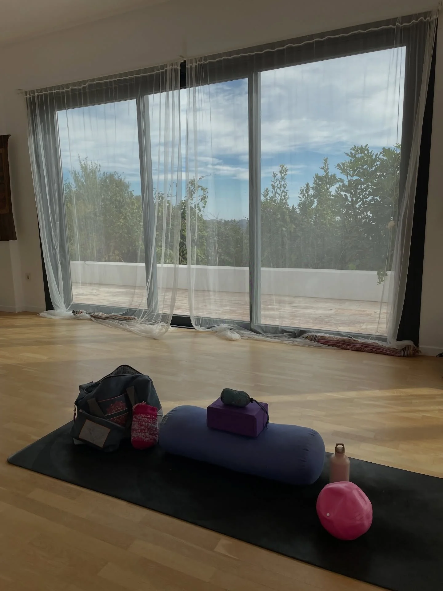 🏷️Parfois, on a besoin de plus qu&rsquo;un voyage.
On a besoin d&rsquo;un lieu pour se retrouver.

Un lieu pour respirer plus grand.🫶🏻
Pour bouger autrement.
Pour sortir du rythme press&eacute;, des obligations, du bruit.
Pour revenir &agrave; soi