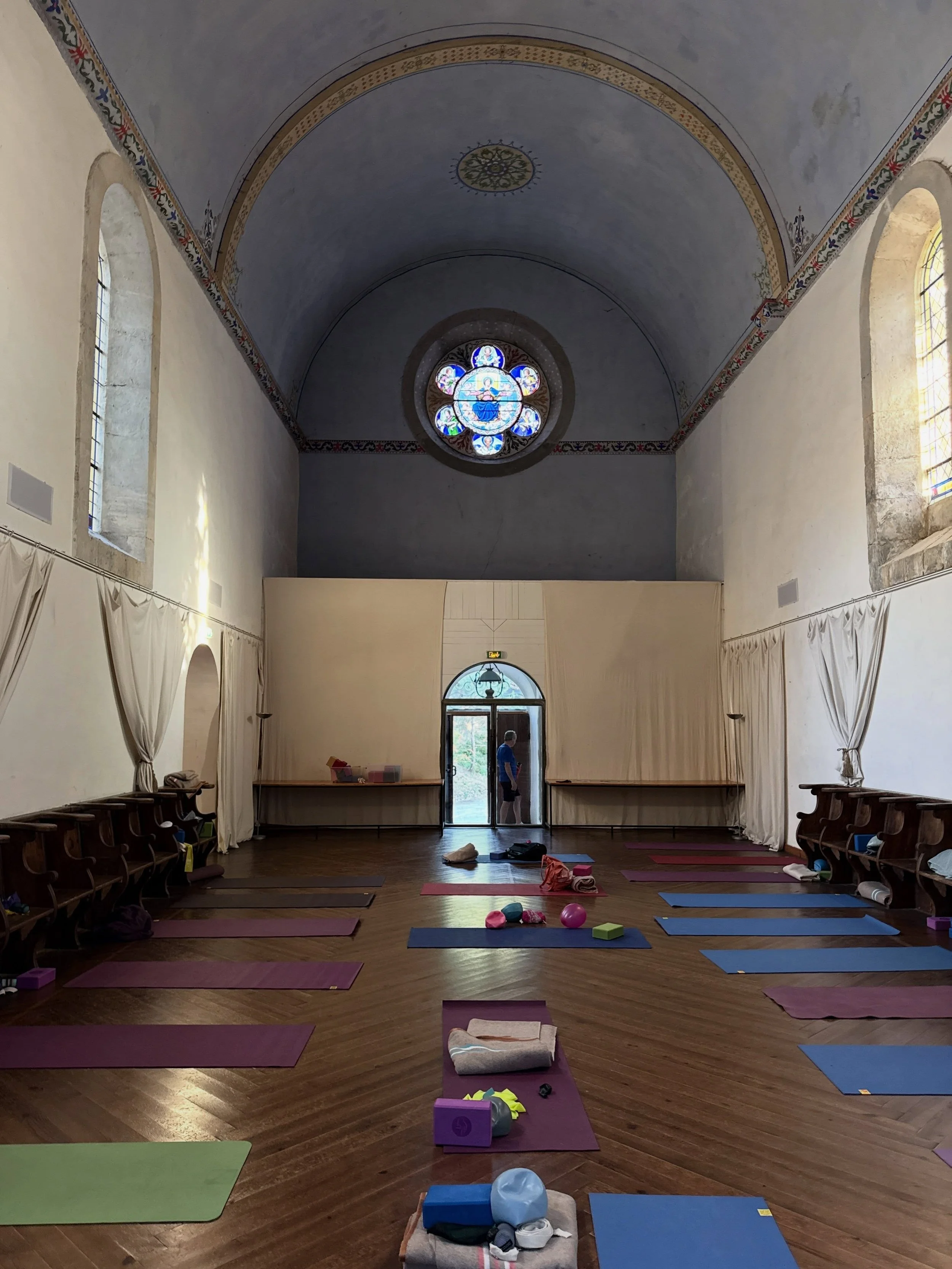 Je reviens tout juste de mon stage en France&hellip; et j&rsquo;ai encore le c&oelig;ur rempli de tout ce que nous avons v&eacute;cu. 💛

Un s&eacute;jour dans un lieu absolument magnifique, mais surtout une semaine de rencontres, de partages, de rir